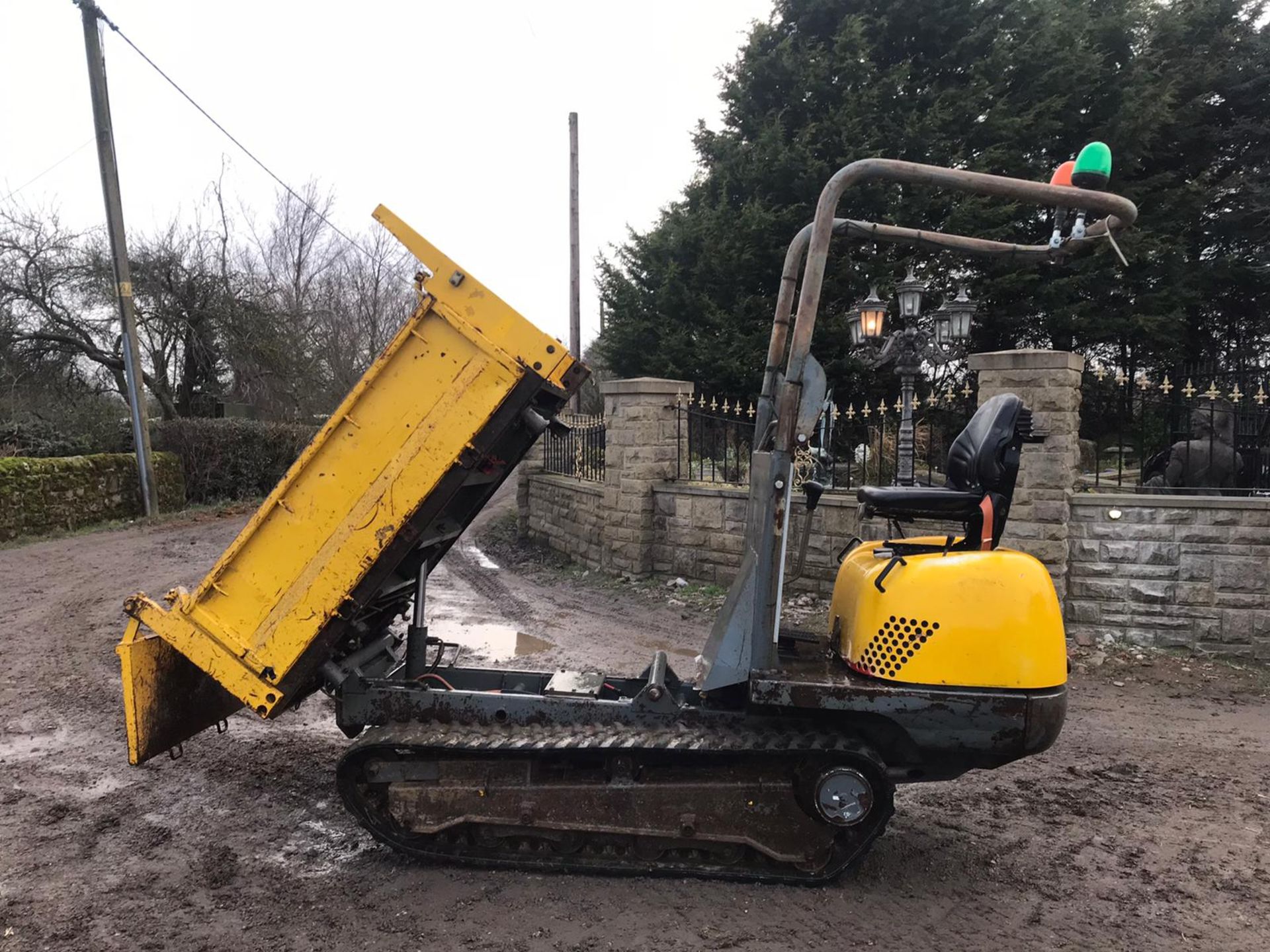 LIFTON / NEUSON TD15 TRACKED 3-WAY TIPPER DUMPER, RUNS, WORKS AND TIPS, SHOWING 829 HOURS *PLUS VAT* - Image 3 of 5