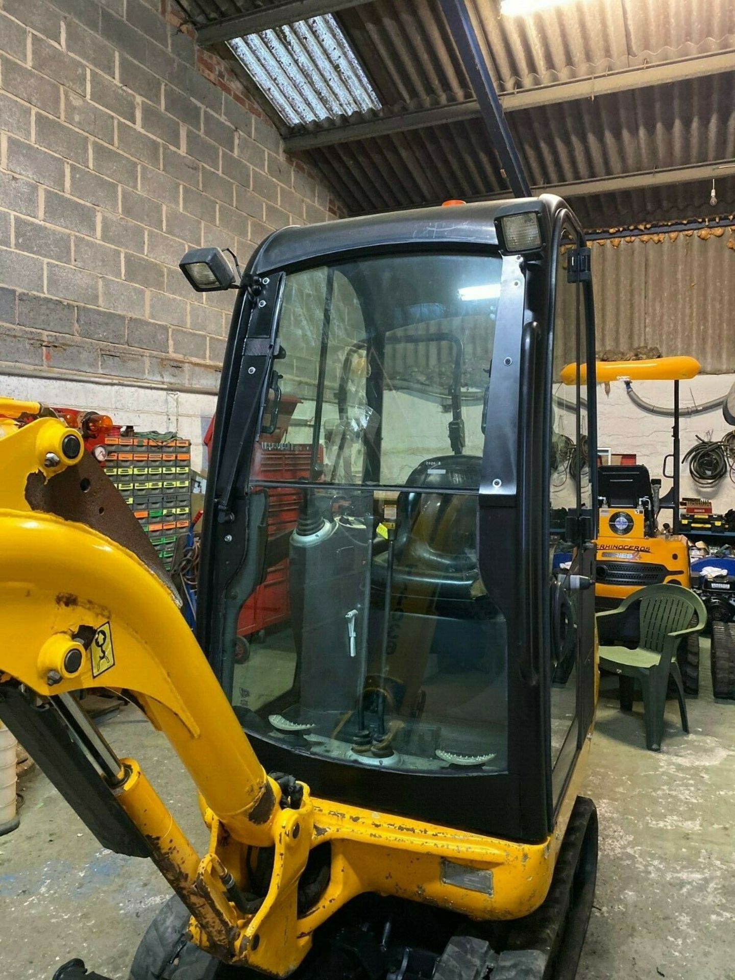 JCB 8014 MINI DIGGER, YEAR 2007, FULL GLASS CAB, COMPLETE WITH 1 BUCKET & QUICK HITCH *PLUS VAT* - Image 4 of 5