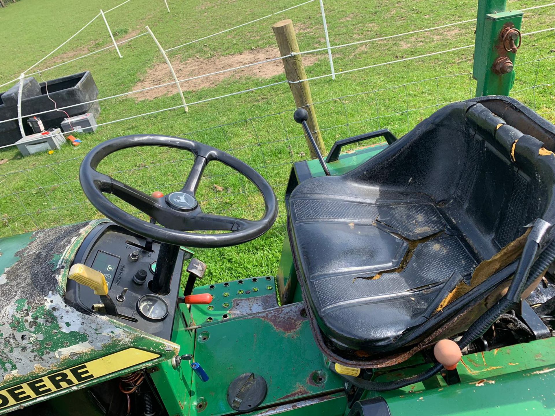 JOHN DEERE 855 COMPACT TRACTOR TURF TYRES, RUNS AND WORKS, SHOWING 1803 HOURS *PLUS VAT* - Image 11 of 15