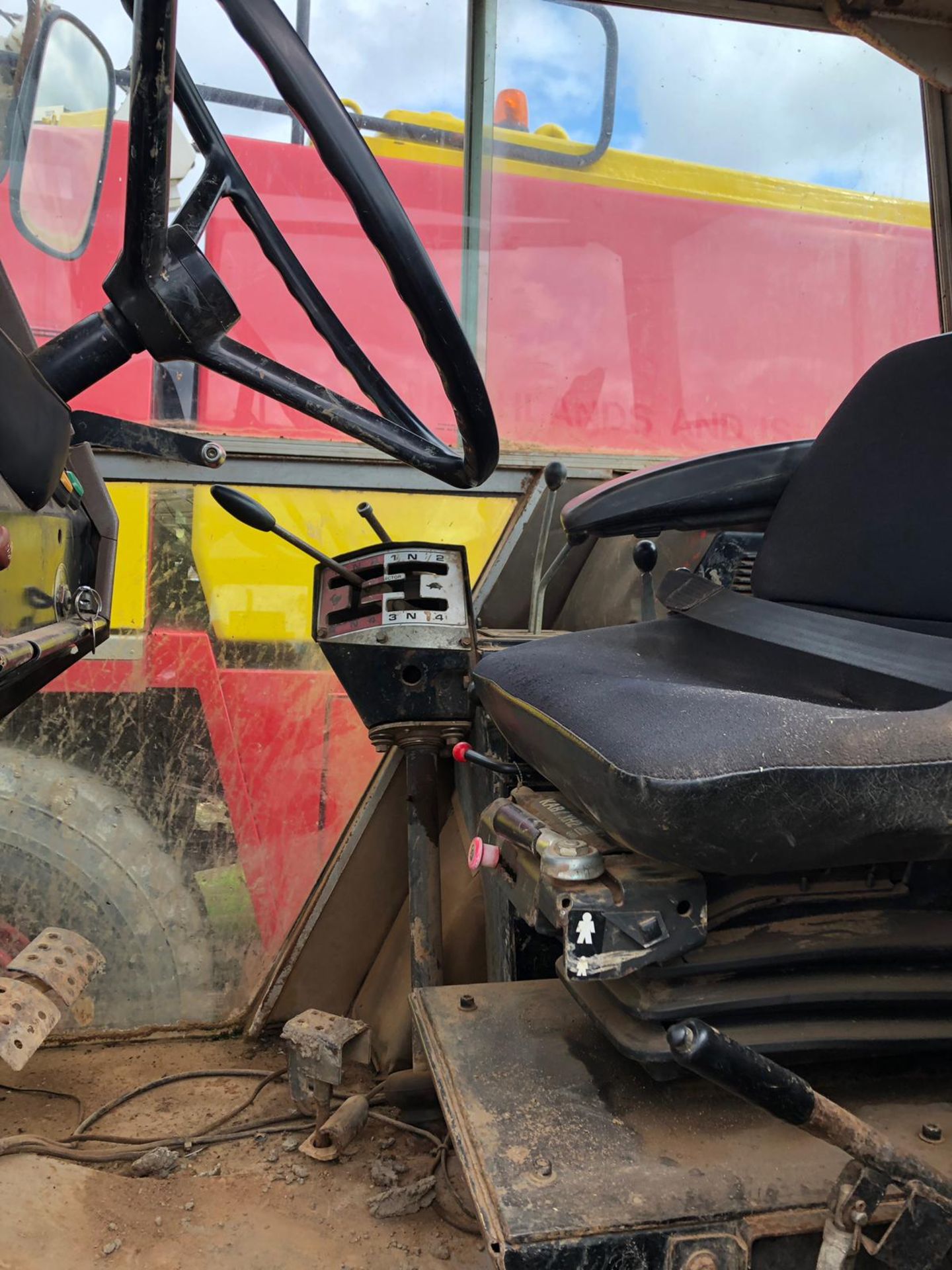 MASSEY FERGUSON 2640 RED TRACTOR, RUNS AND WORKS, SHOWING - 6489 HOURS *PLUS VAT* - Image 5 of 8