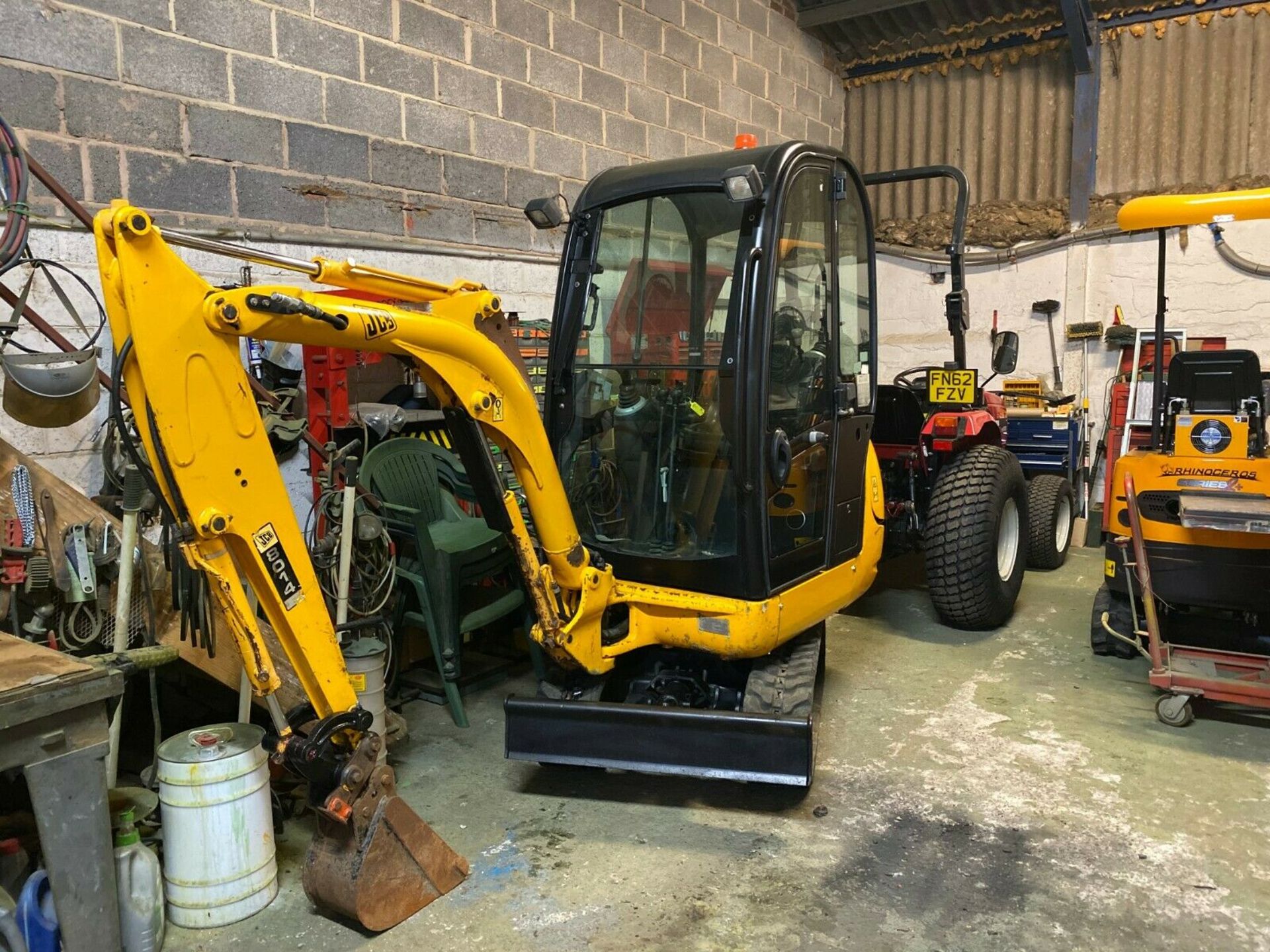 JCB 8014 MINI DIGGER, YEAR 2007, FULL GLASS CAB, COMPLETE WITH 1 BUCKET & QUICK HITCH *PLUS VAT*