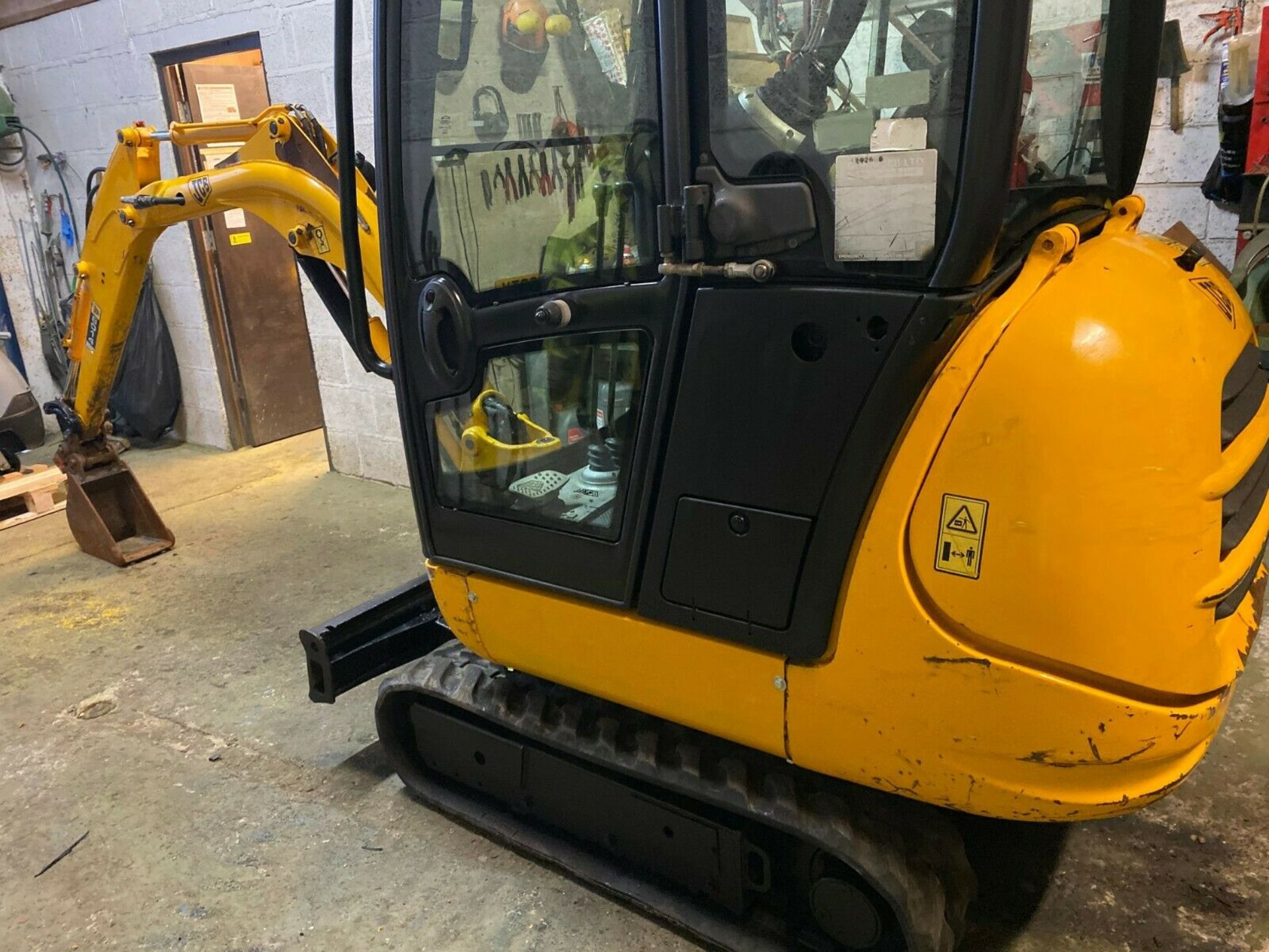 JCB 8014 MINI DIGGER, YEAR 2007, FULL GLASS CAB, COMPLETE WITH 1 BUCKET & QUICK HITCH *PLUS VAT* - Image 2 of 5