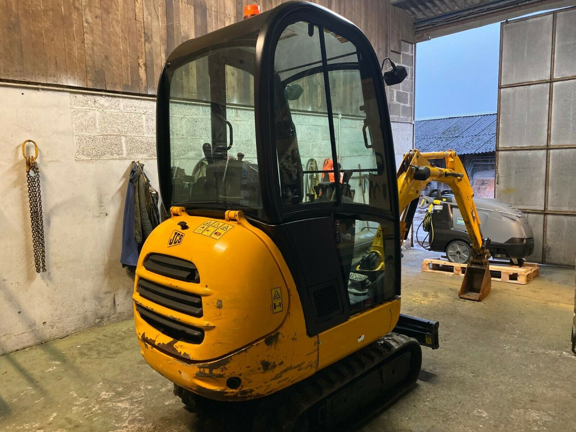 JCB 8014 MINI DIGGER, YEAR 2007, FULL GLASS CAB, COMPLETE WITH 1 BUCKET & QUICK HITCH *PLUS VAT* - Image 3 of 5