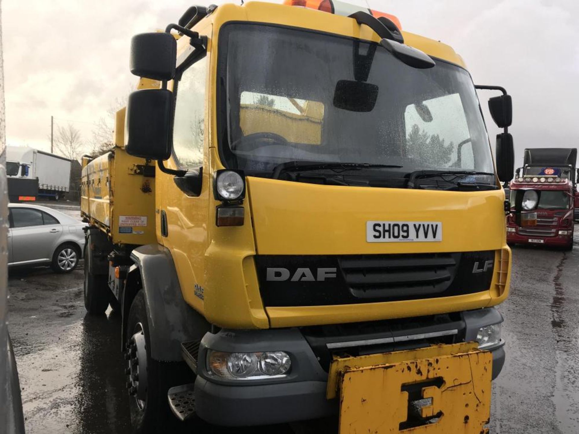 2009/09 REG DAF LF 55.250 18 TON 3 WAY TIPPER ECON UNI BODY EX COUNCIL EURO 5 MANUAL GEARBOX - Image 2 of 12