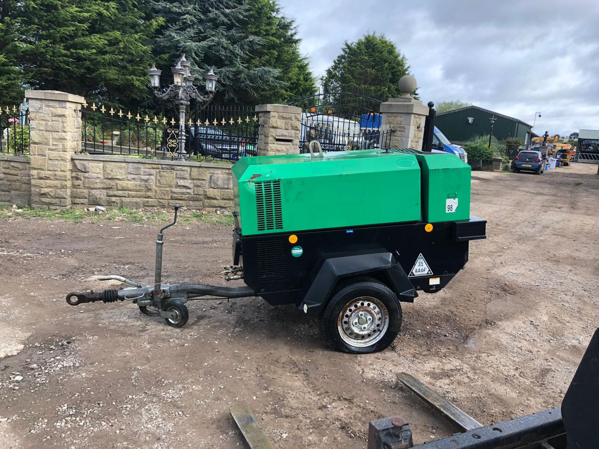 DOOSAN 741 SINGLE AXLE AIR COMPRESSOR, RUNS, WORKS, MAKES AIR, YEAR 2008, 4 CYLINDER YANMAR ENGINE