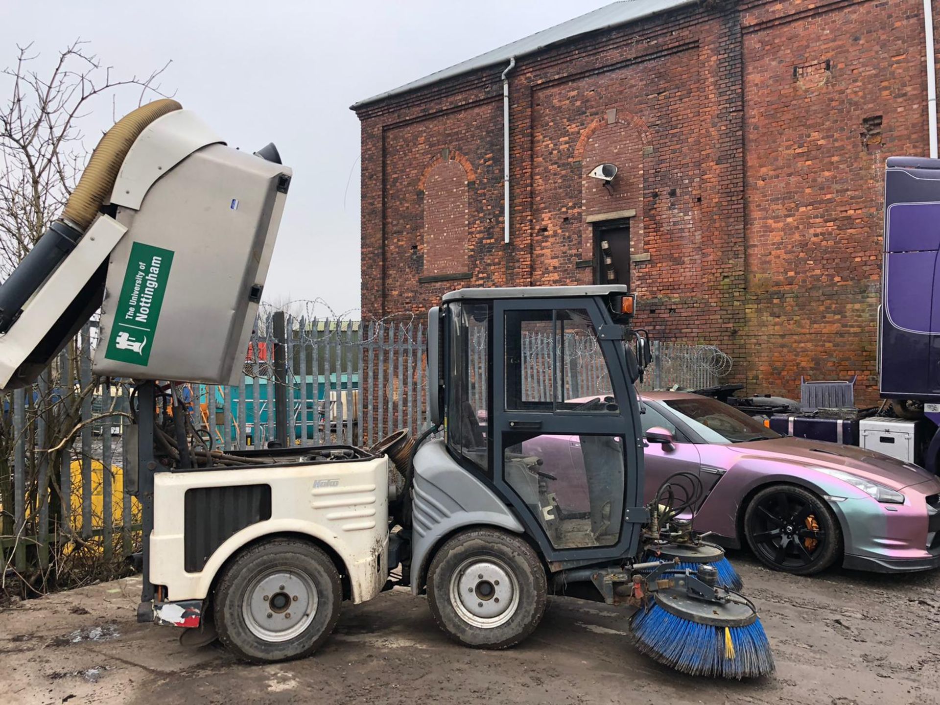 2009/59 REG HAKO ROAD SWEEPER 2.2 DIESEL, RUNS, WORKS AND SWEEPS, SHOWING 1 FORMER KEEPER *NO VAT* - Image 2 of 7