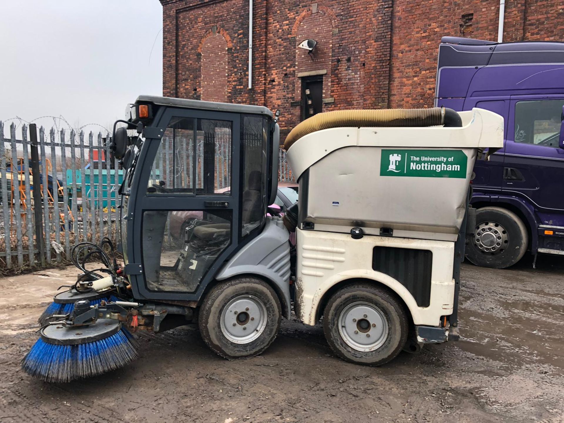 2009/59 REG HAKO ROAD SWEEPER 2.2 DIESEL, RUNS, WORKS AND SWEEPS, SHOWING 1 FORMER KEEPER *NO VAT*