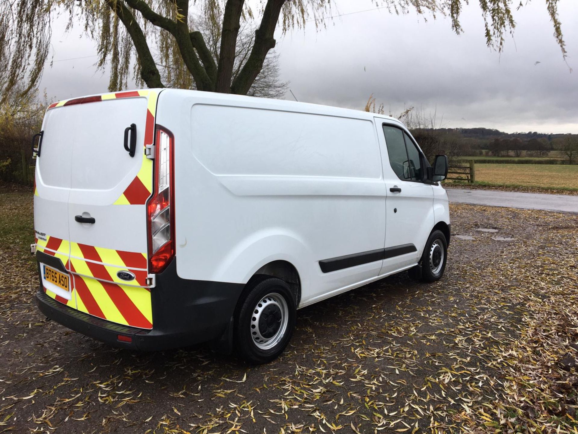 2015/65 REG FORD TRANSIT CUSTOM 270 ECO-TECH 2.2 DIESEL WHITE PANEL VAN, SHOWING 0 FORMER KEEPERS - Image 6 of 11