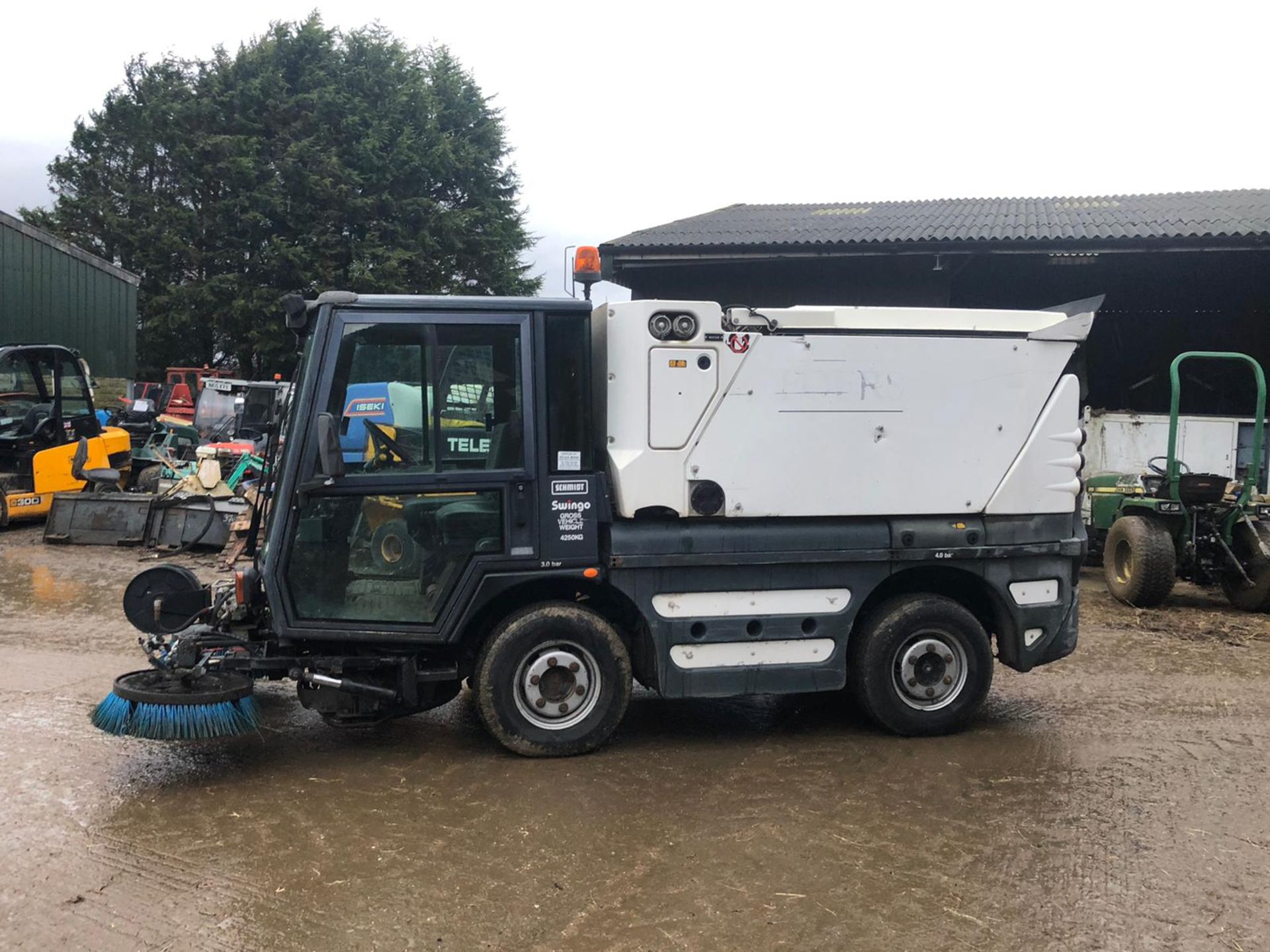 2006/06 REG SCHMIDT SWINGO ROAD SWEEPER, MODEL COMPACT 200, RUNS, DRIVES AND SWEEPS *PLUS VAT* - Image 3 of 6