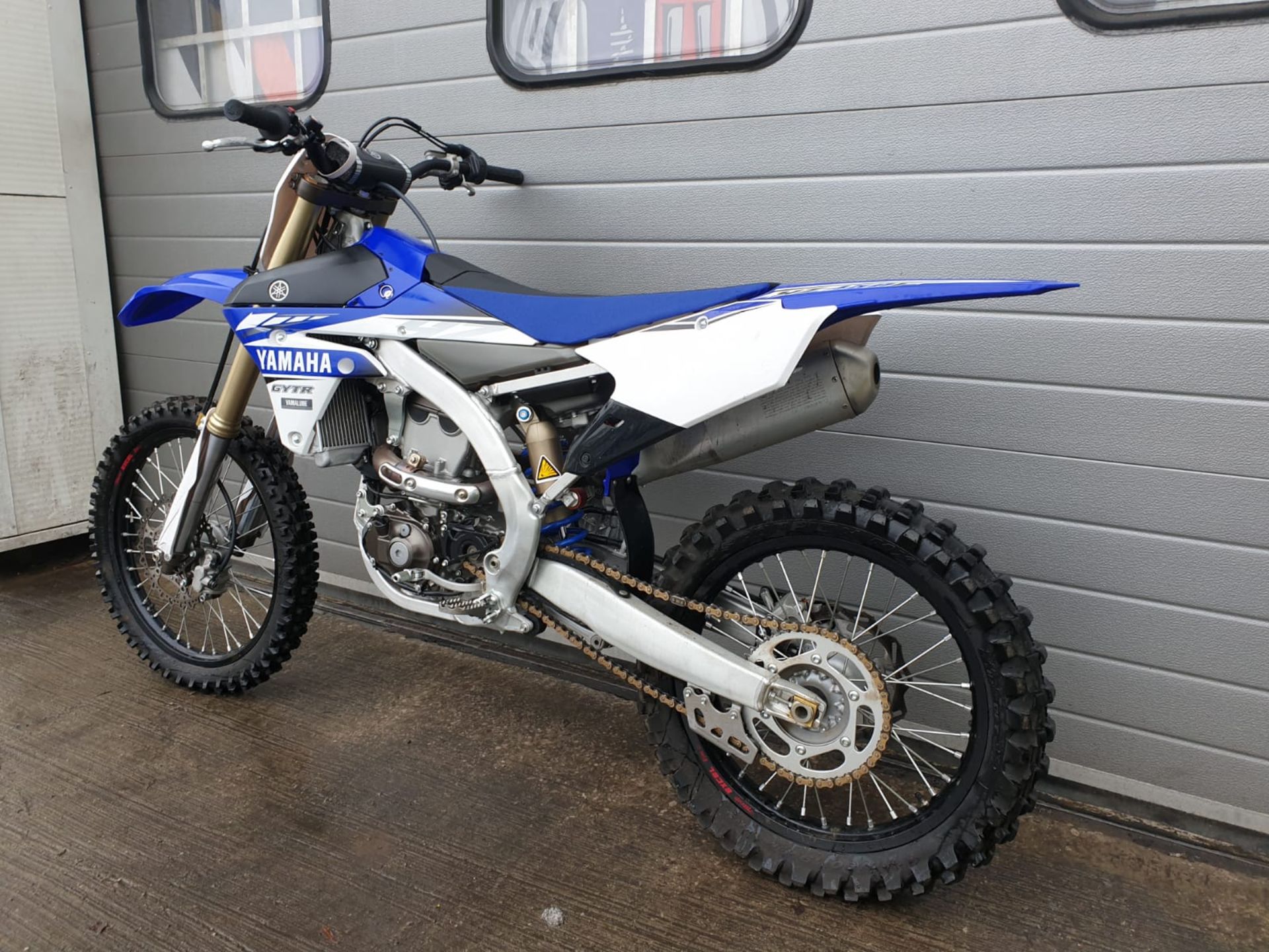 2017 YAMAHA YZF450 HAS BEEN UP AND RUNNING FOR ONLY ONE HOUR, C/W ORIGINAL BOOKS *NO VAT* - Image 3 of 8