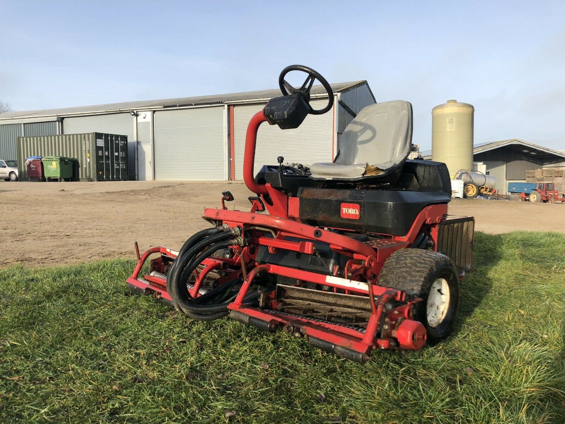 TORO 3200 DIESEL RIDE ON LAWN MOWER, HYDROSTATIC DRIVE, VERY SHARP TURNING CIRCLE, COLLECTION BOXES - Image 5 of 5