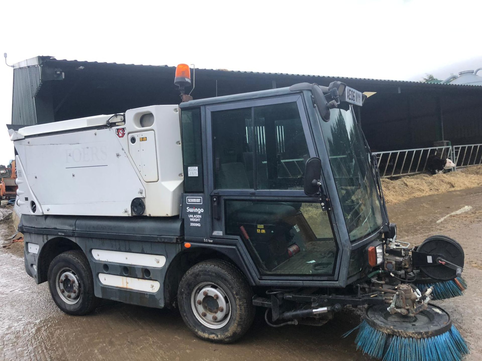 2006/06 REG SCHMIDT SWINGO ROAD SWEEPER, MODEL COMPACT 200, RUNS, DRIVES AND SWEEPS *PLUS VAT*