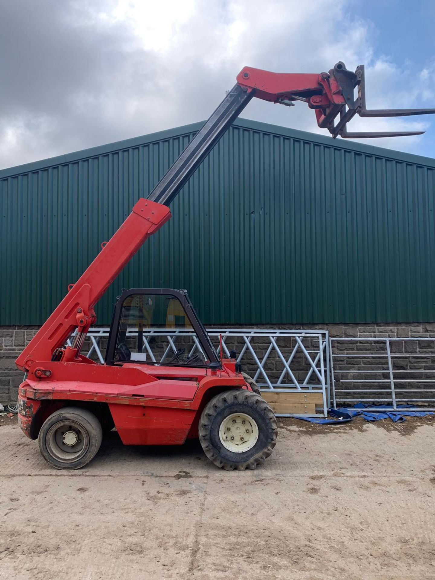 2004 MANITOU BT420 TELESCOPIC HANDLER, RUNS WORKS AND LIFTS *PLUS VAT* - Image 8 of 8