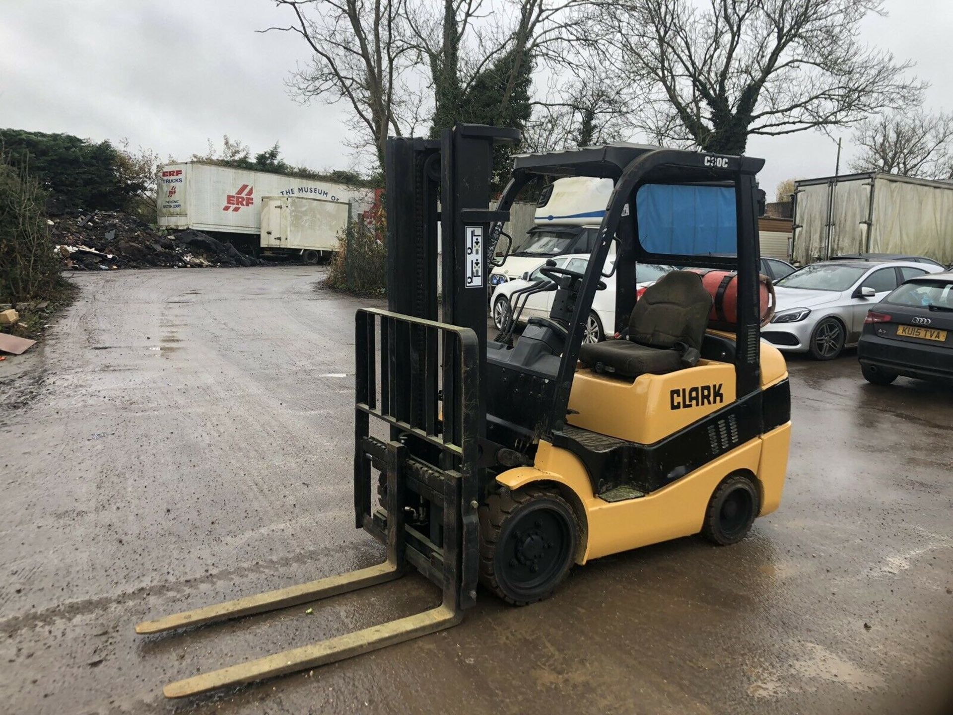 2003 CLARK C30, 3 TON GAS FORKLIFT, RUNS AND OPERATES AS IT SHOULD *PLUS VAT* - Image 5 of 5