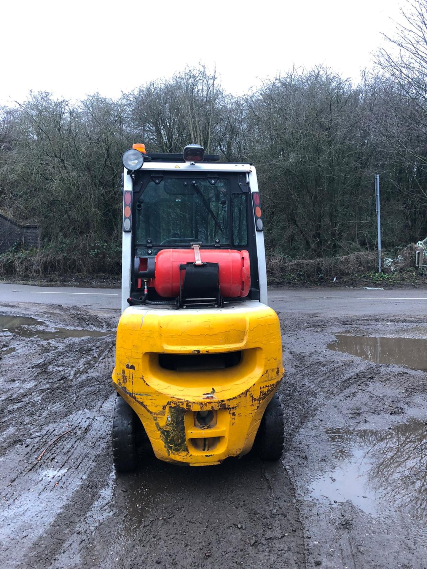 NISSAN 2.5 TON FORKLIFT, 3 STAGE MAST, YEAR 2014, CONTAINER SPEC, SIDE SHIFT, FULL GLASS CAB - Image 5 of 9