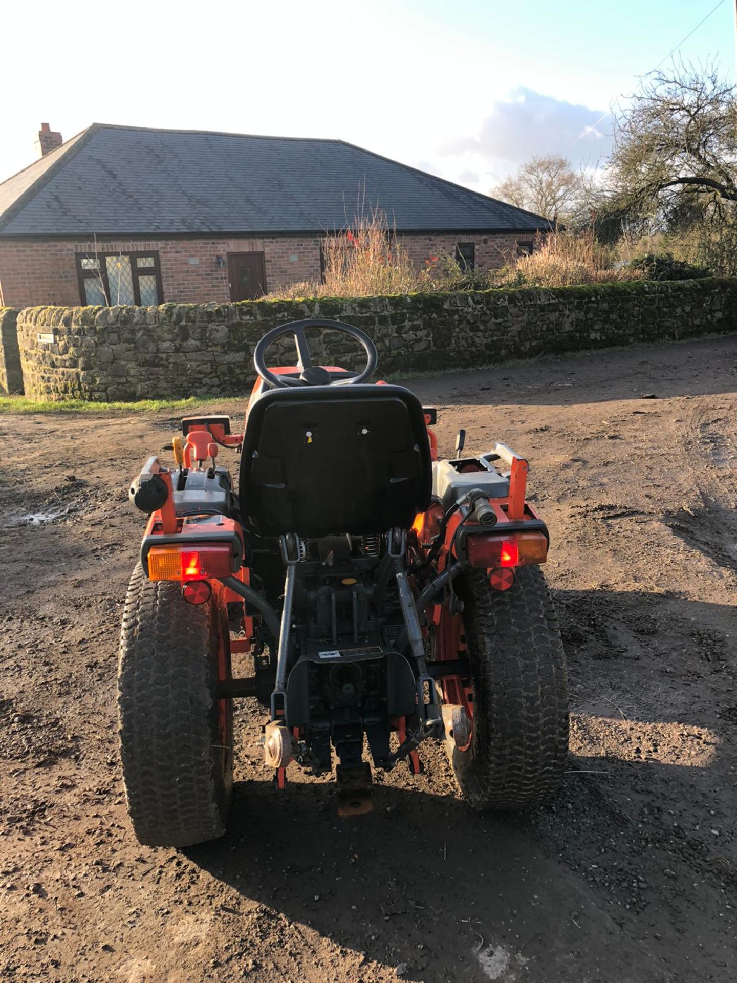 KUBOTA B1410 COMPACT TRACTOR, RUNS, WORKS AND DRIVES, 4 WHEEL DRIVE *PLUS VAT* - Image 2 of 5