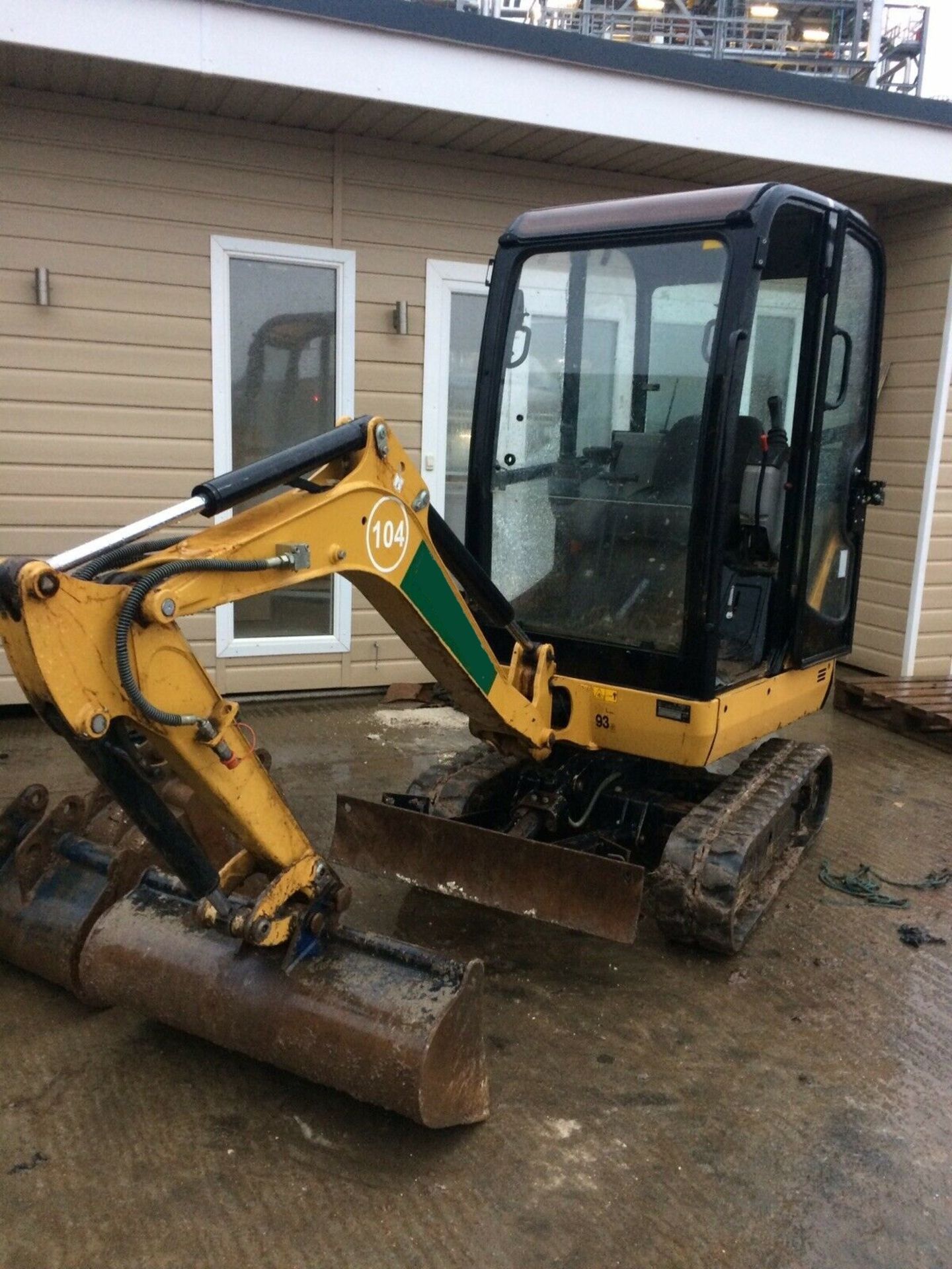 YEAR 2013 CATERPILLAR 1.5 TONNE TRACKED DIGGER / EXCAVATOR, 870 HOURS, SET OF BUCKETS *PLUS VAT*