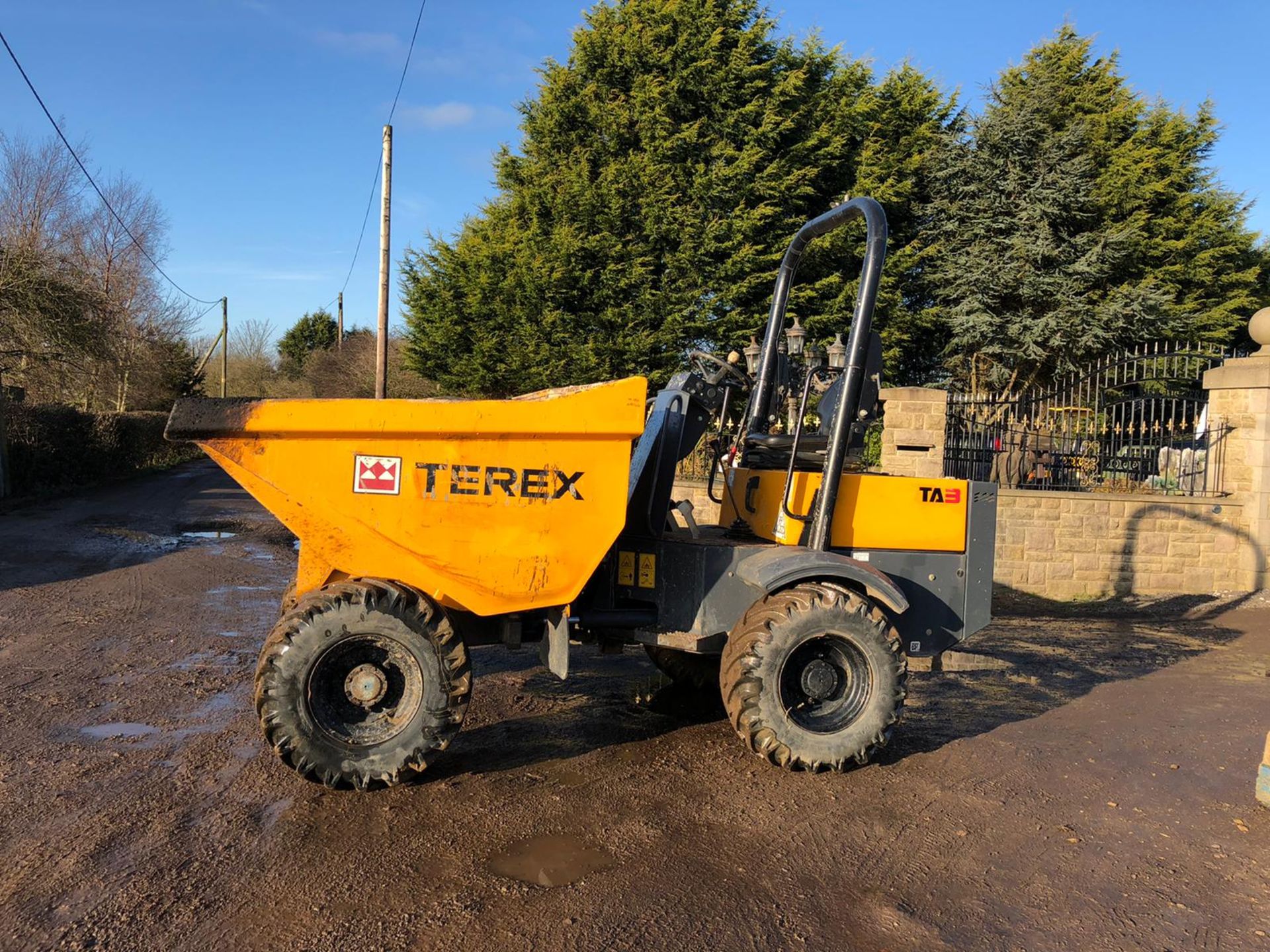 TEREX 3 TON STRAIGHT TIP SKIP DUMPER, YEAR 2015, 861 HOURS, RUNS, DRIVES & TIPS *PLUS VAT* - Image 3 of 8