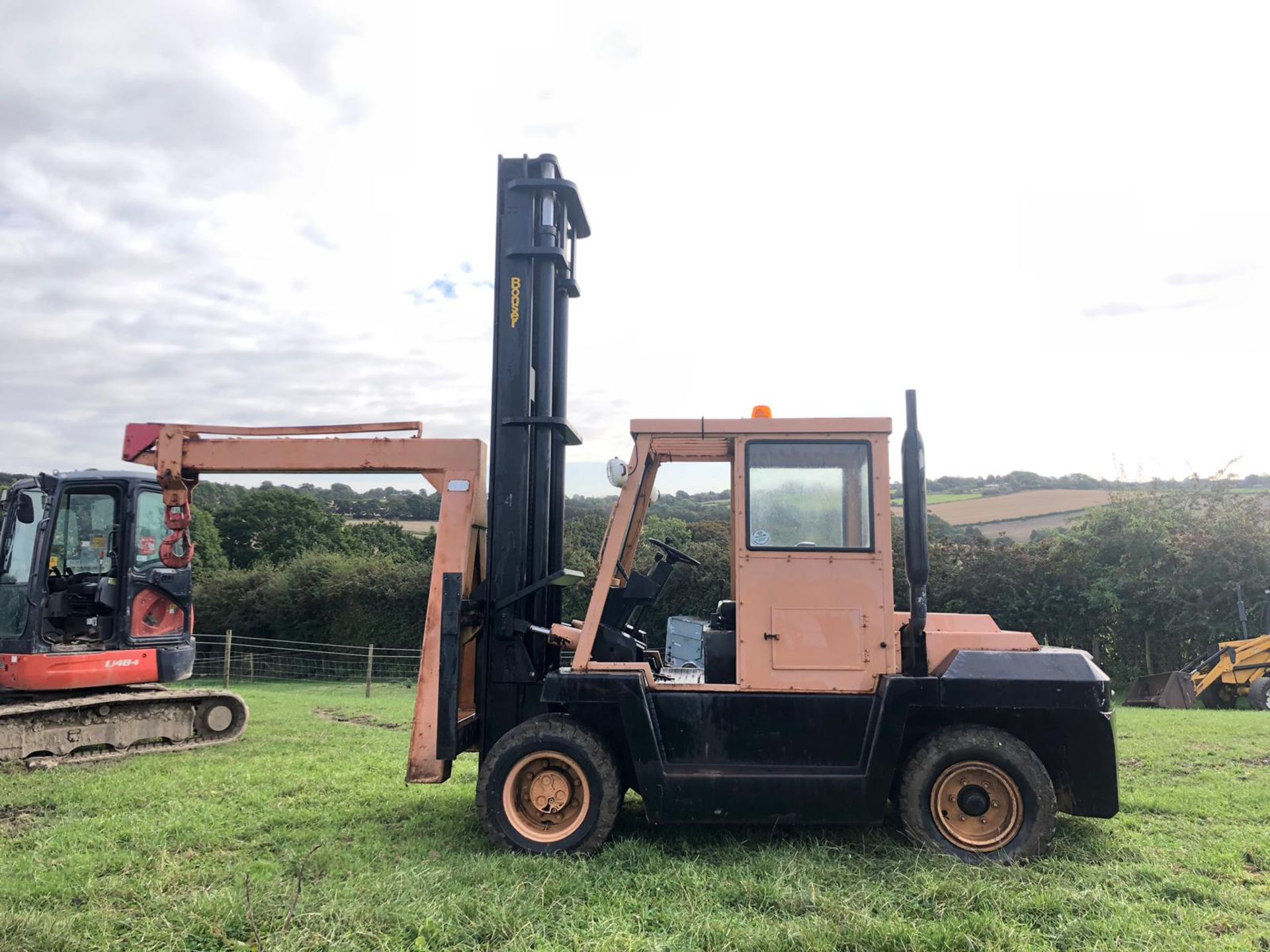 BONSER 7 TON FORKLIFT CRANE, SHOWING 1089 HOURS, TWIN WHEEL ON THE FRONT, RUNS DRIVES, LIFTS - Image 8 of 9