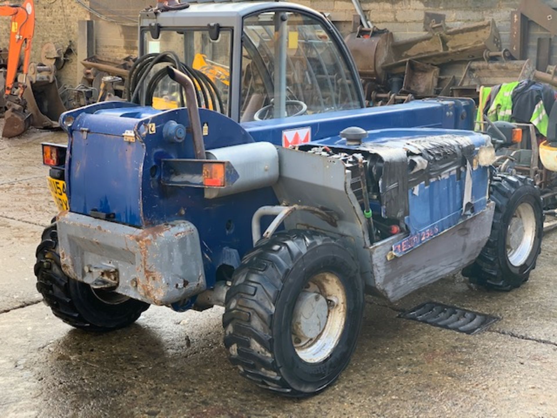 2004 TEREX 2506 COMPACT TELEHANDLER, DOOR MISSING, DAMAGED ENGINE COVER, WORKS & OPERATES *PLUS VAT* - Image 3 of 9