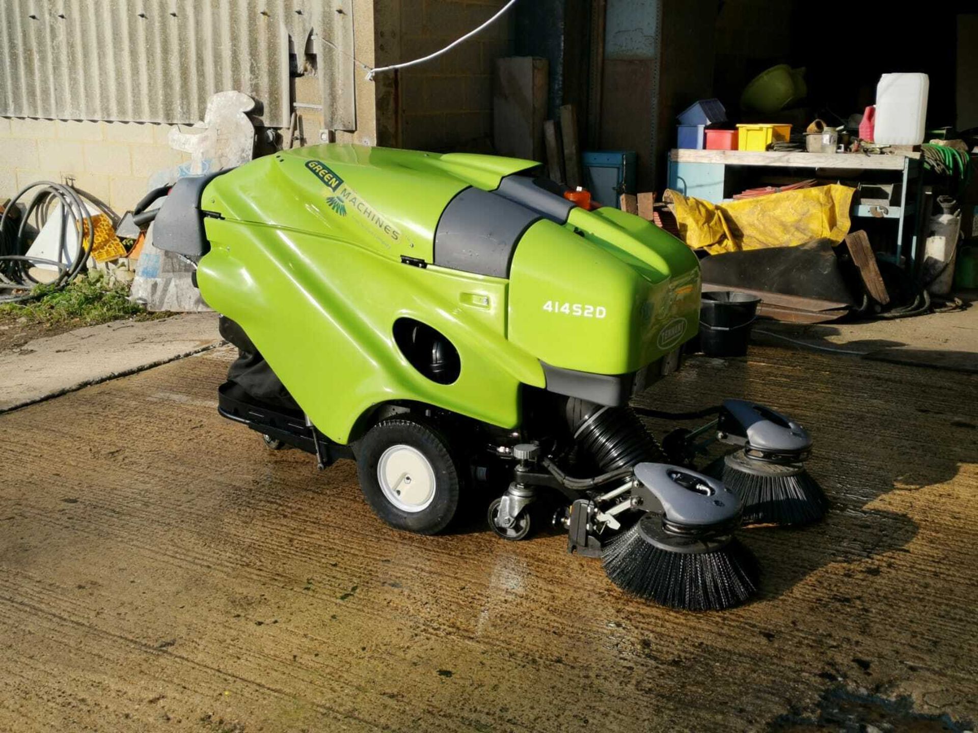 TENNANT GREEN MACHINE MODEL: 414S2D PEDESTRIAN SWEEPER, ONLY 243 HOURS, YEAR 11/2013 *PLUS VAT* - Image 7 of 11
