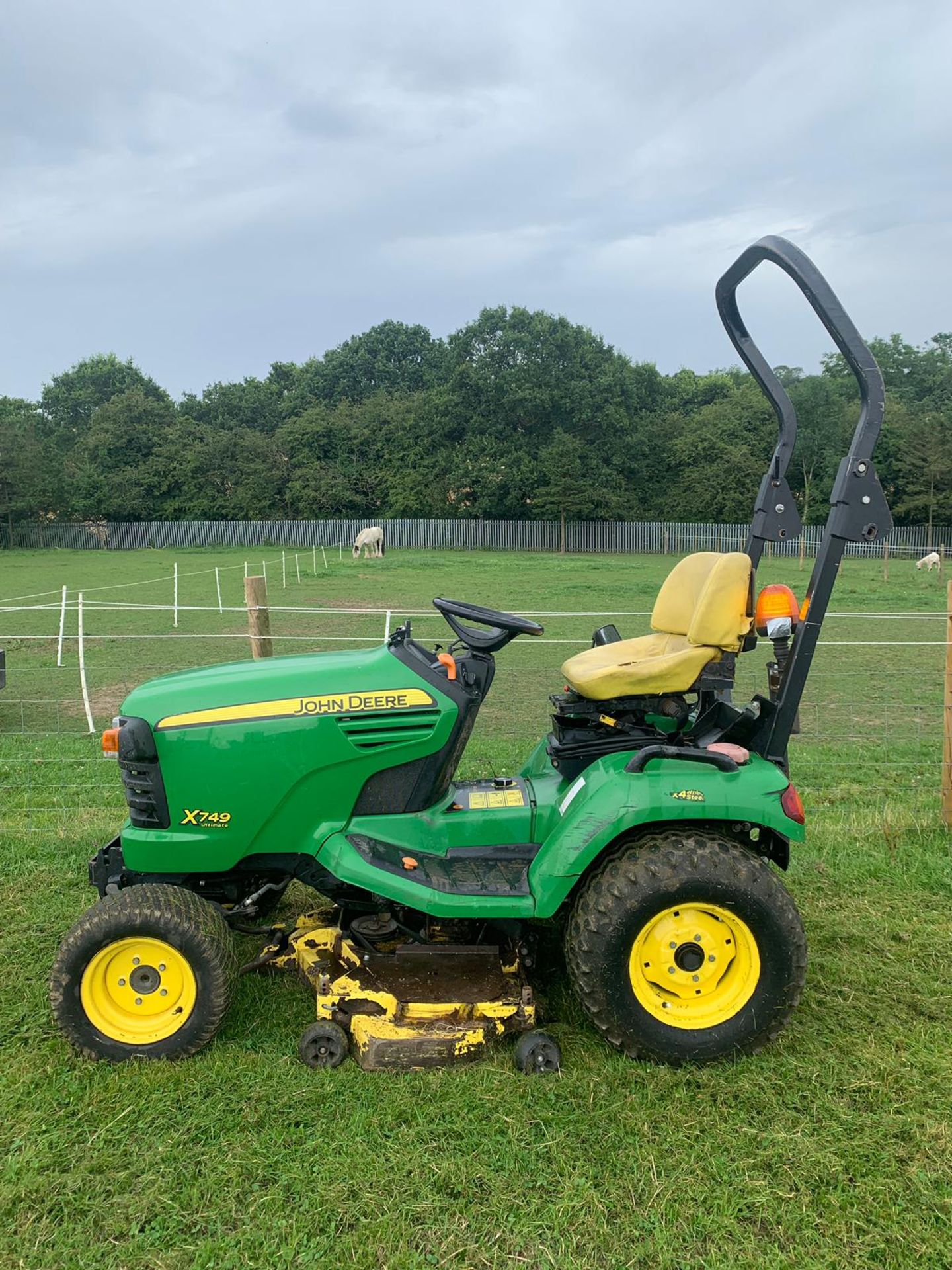 2011/11 REG JOHN DEERE X749 ULTIMATE 4X4 WHEEL STEER RIDE ON LAWN MOWER *PLUS VAT* - Image 5 of 13