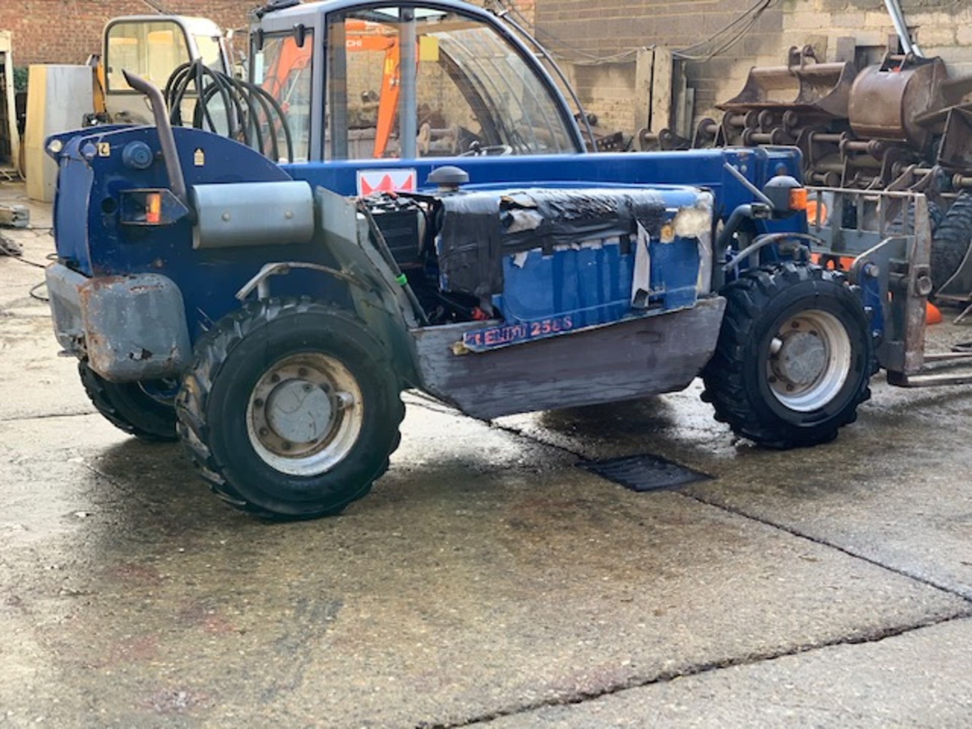 2004 TEREX 2506 COMPACT TELEHANDLER, DOOR MISSING, DAMAGED ENGINE COVER, WORKS & OPERATES *PLUS VAT* - Image 4 of 9