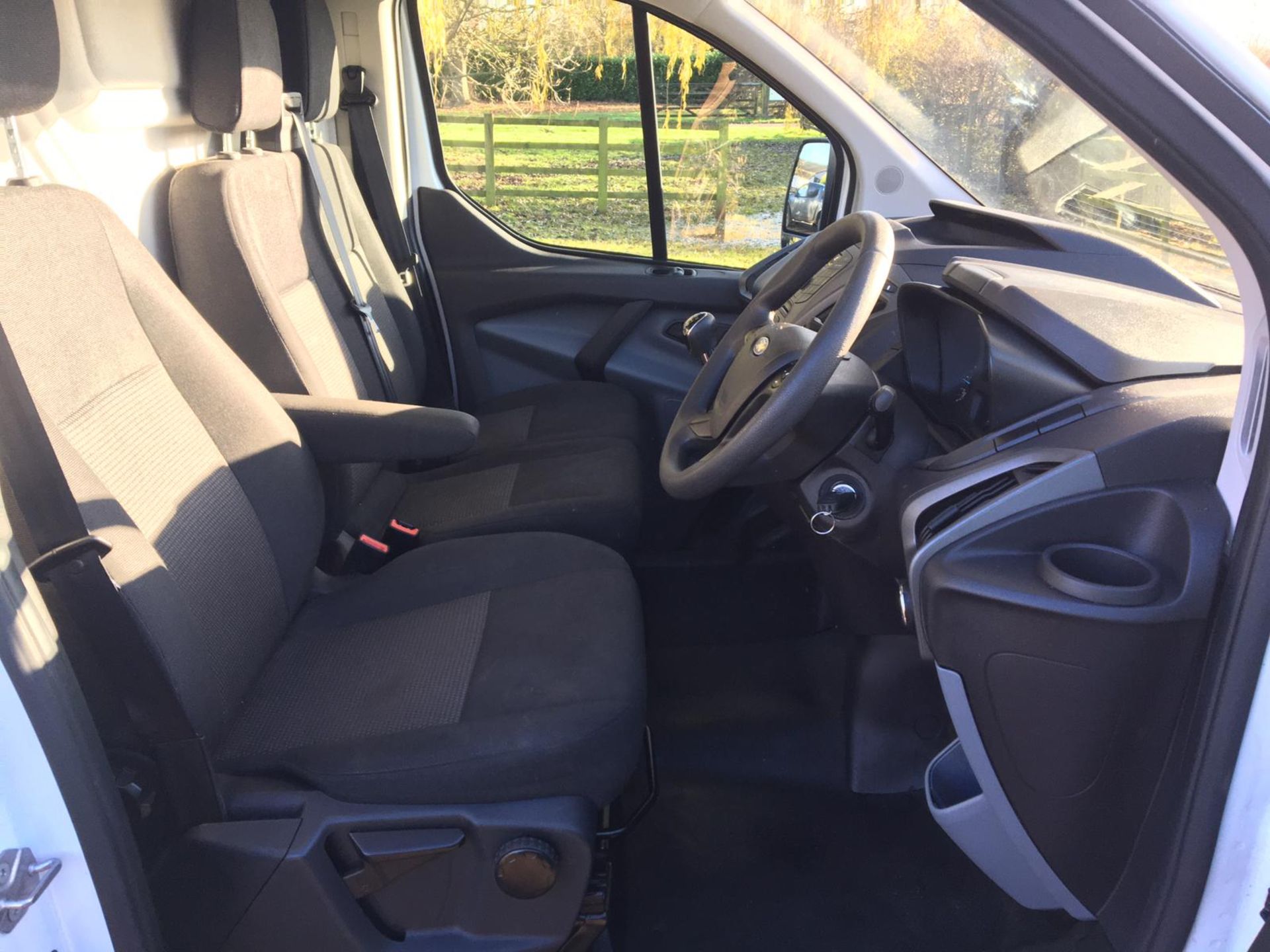 2014/64 REG FORD TRANSIT CUSTOM 270 ECO-TECH 2.2 DIESEL WHITE PANEL VAN, SHOWING 0 FORMER KEEPERS - Image 8 of 12