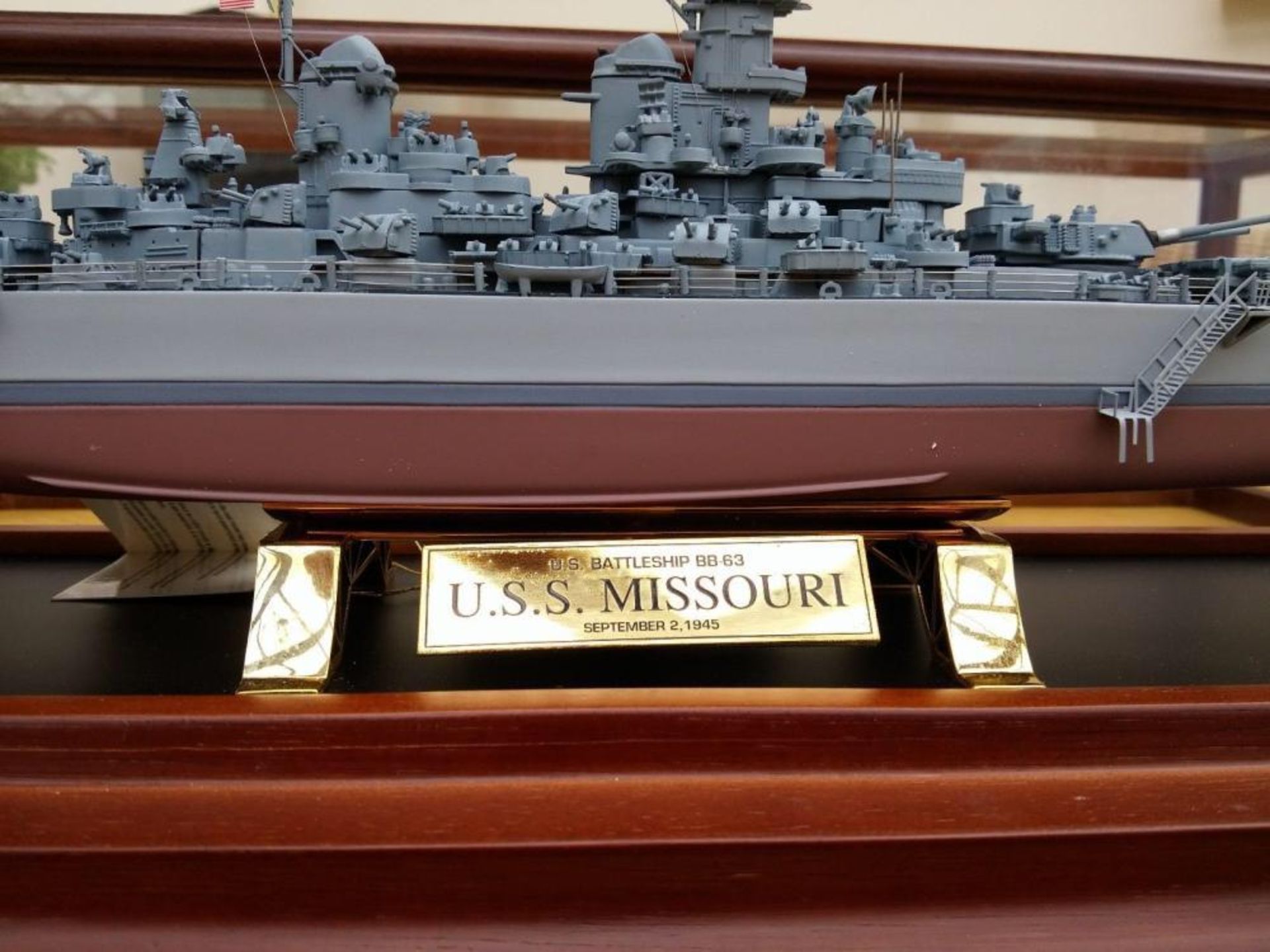 FRANKLIN MINT: USS MISSOURI AND DISPLAY CASE *NO VAT* - Image 2 of 2