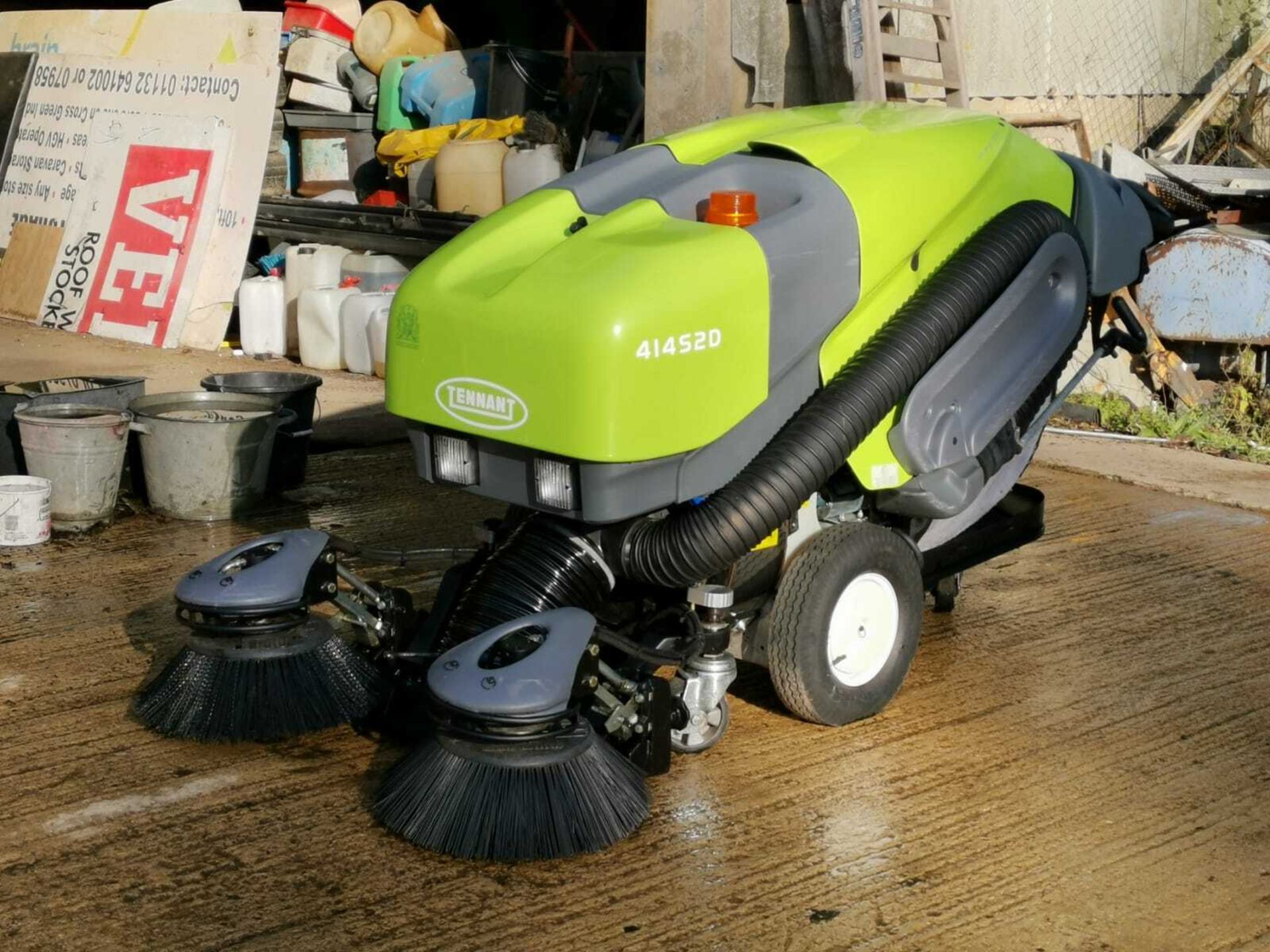 TENNANT GREEN MACHINE MODEL: 414S2D PEDESTRIAN SWEEPER, ONLY 243 HOURS, YEAR 11/2013 *PLUS VAT* - Image 10 of 11