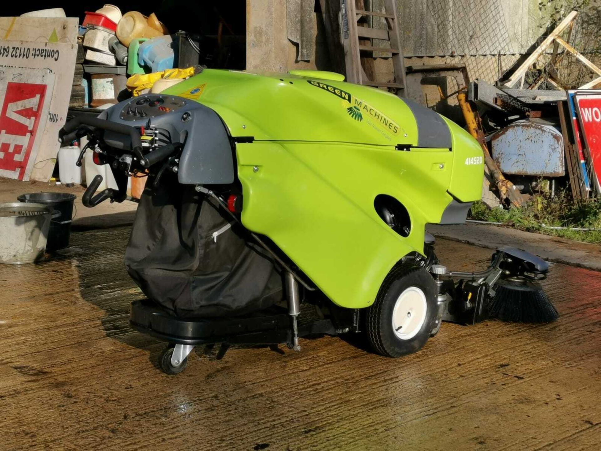 TENNANT GREEN MACHINE MODEL: 414S2D PEDESTRIAN SWEEPER, ONLY 243 HOURS, YEAR 11/2013 *PLUS VAT* - Image 9 of 11