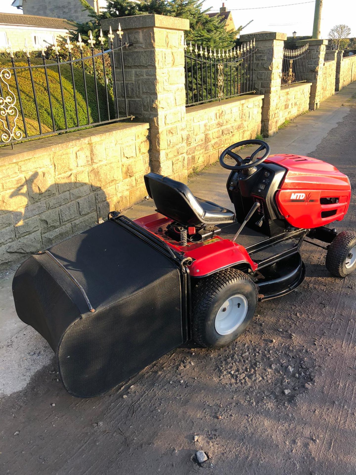 MTD / LAWNFLITE J / 126 RIDE ON LAWN MOWER, BRIGGS & STRATTON 13HP ENGINE *NO VAT* - Image 5 of 7