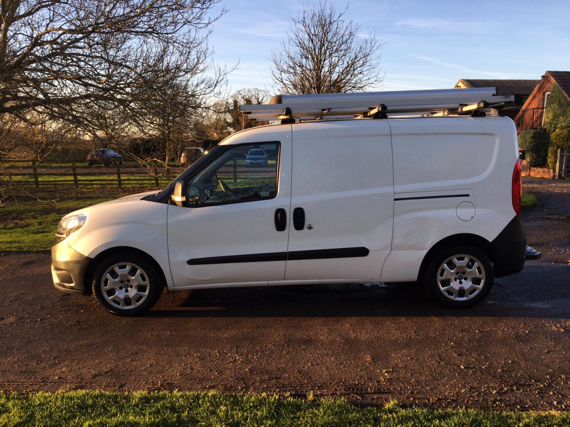 2015/65 REG FIAT DOBLO 16V MULTIJET 1.6 DIESEL WHITE PANEL VAN, SHOWING 0 FORMER KEEPERS *PLUS VAT* - Image 4 of 10