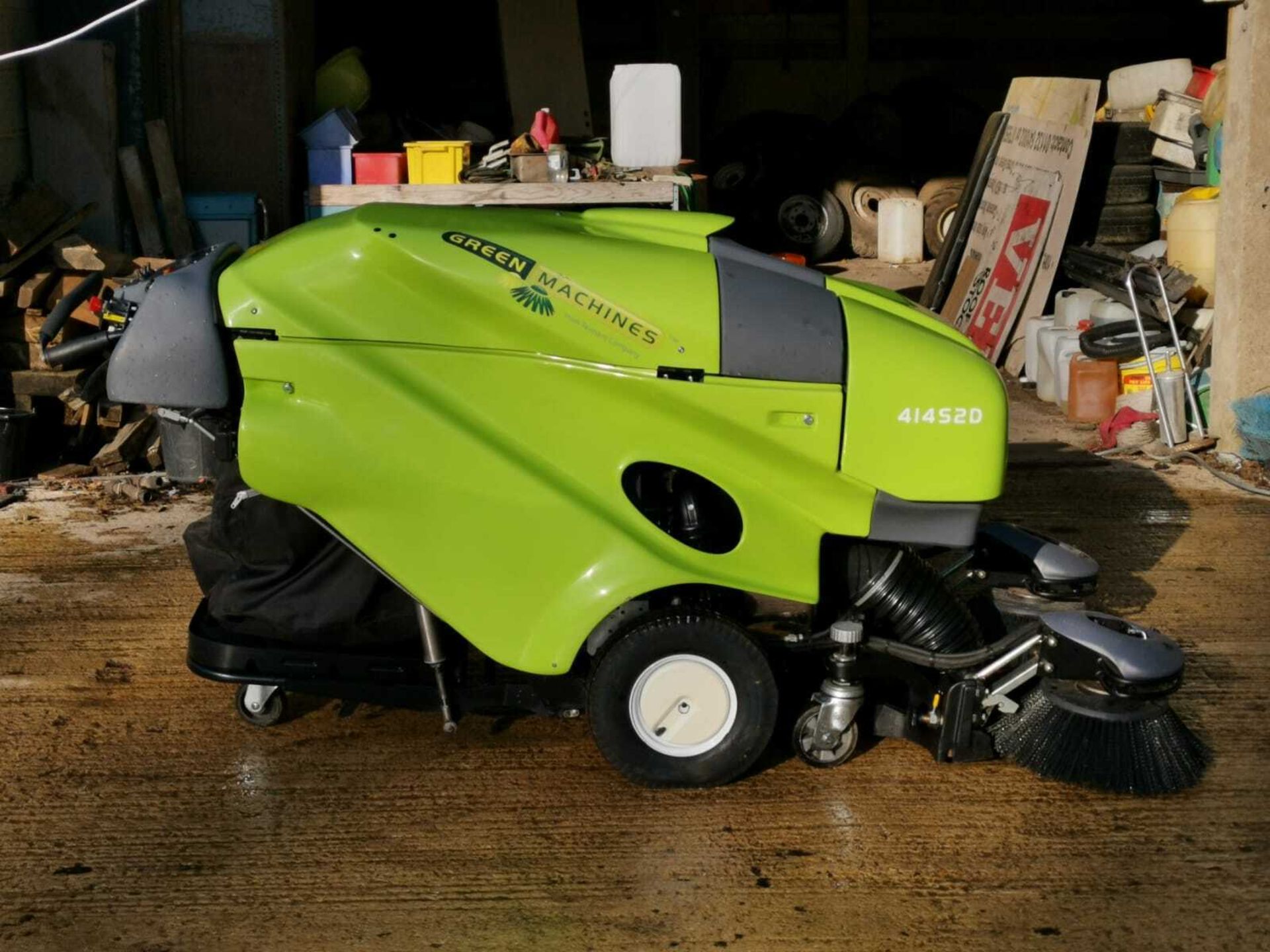 TENNANT GREEN MACHINE MODEL: 414S2D PEDESTRIAN SWEEPER, ONLY 243 HOURS, YEAR 11/2013 *PLUS VAT* - Image 8 of 11