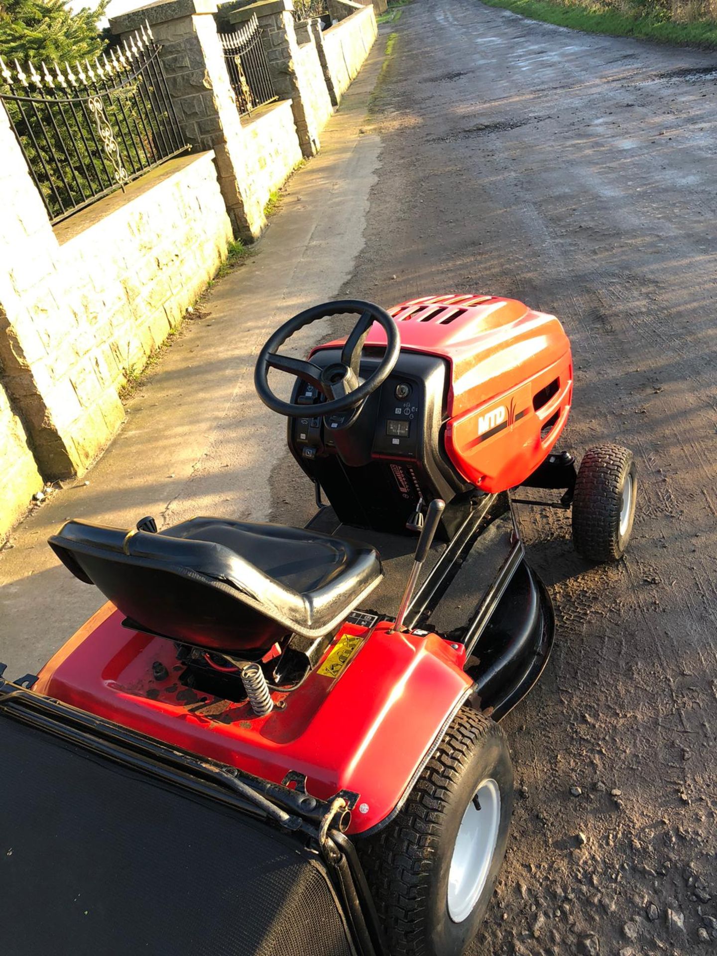 MTD / LAWNFLITE J / 126 RIDE ON LAWN MOWER, BRIGGS & STRATTON 13HP ENGINE *NO VAT* - Image 3 of 7