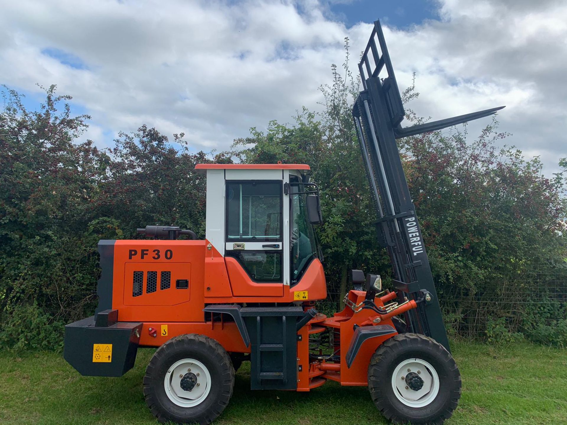 BRAND NEW 2019 POWERFUL PF30 4X4 ROUGH TERRAIN POWERFUL FORKLIFT C/W 2 STAGE MAST *PLUS VAT* - Image 3 of 12