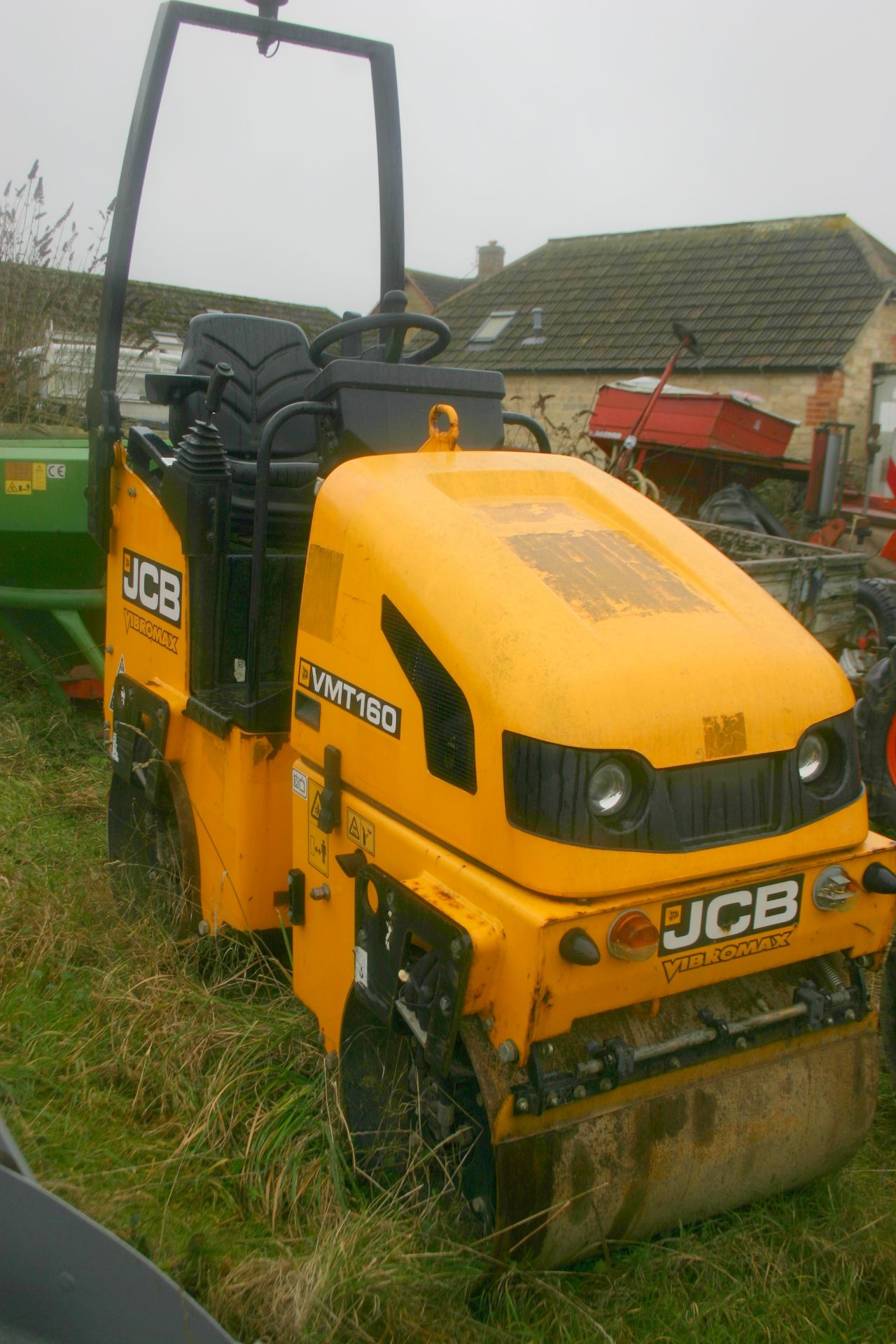 JCB VIBROMAX VMT 160 RIDE ON VIBRATING ROLLER, YEAR 2011, BELIEVED TO HAVE DONE 390 HOURS *PLUS VAT* - Image 4 of 5