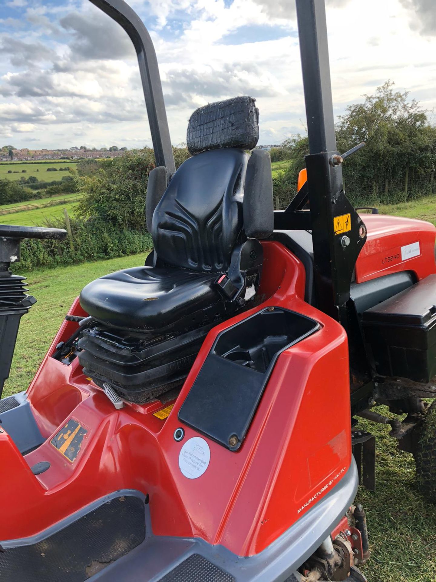 2012/12 REG TORO LT3240 RIDE ON DIESEL LAWNMOWER, 4 WHEEL DRIVE, RUNS, WORKS AND CUTS *PLUS VAT* - Image 4 of 6