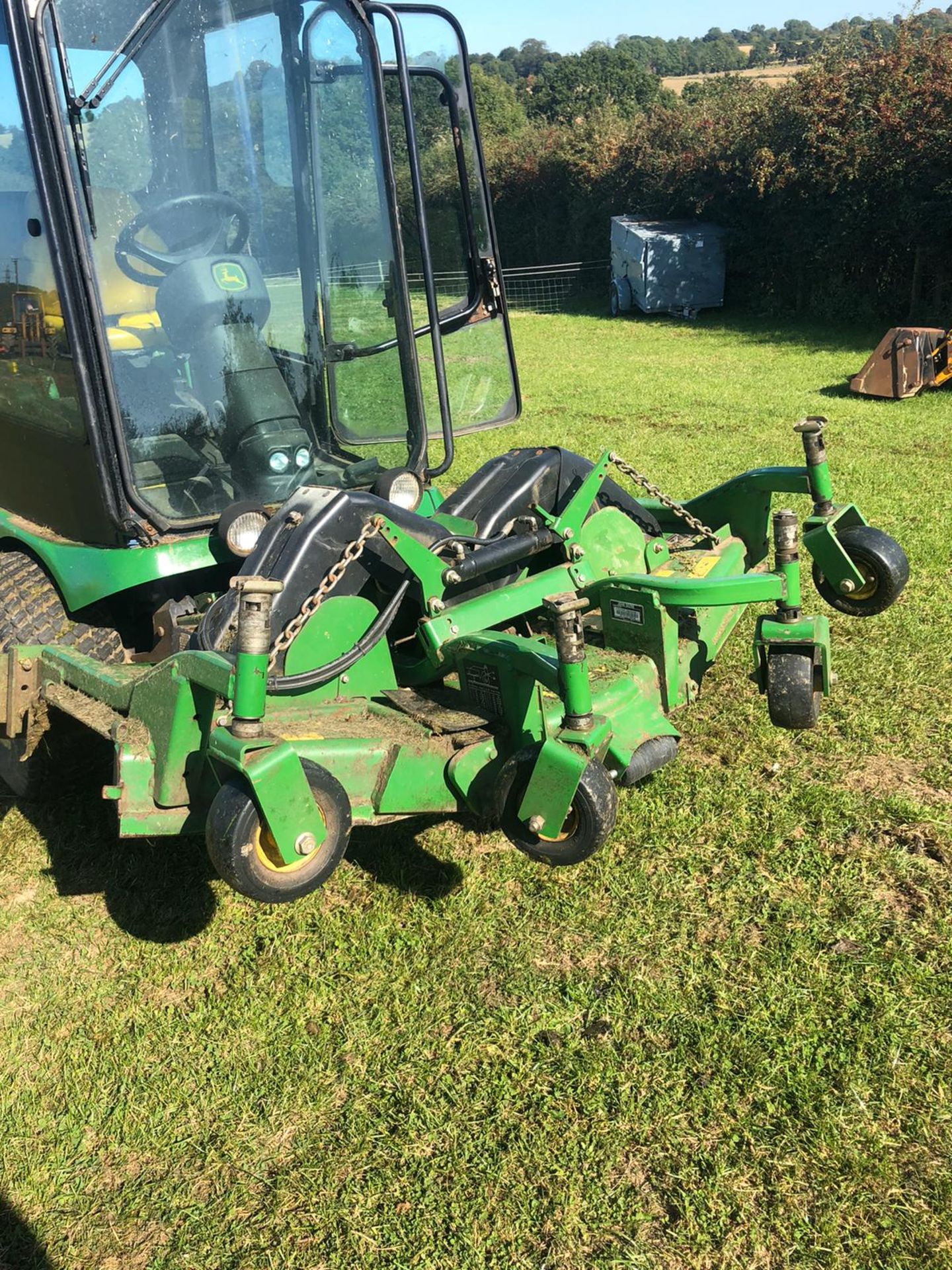 JOHN DEERE 1545 RIDE ON LAWN MOWER FULL GLASS CAB, RUNS, WORKS AND CUTS *PLUS VAT* - Image 4 of 7
