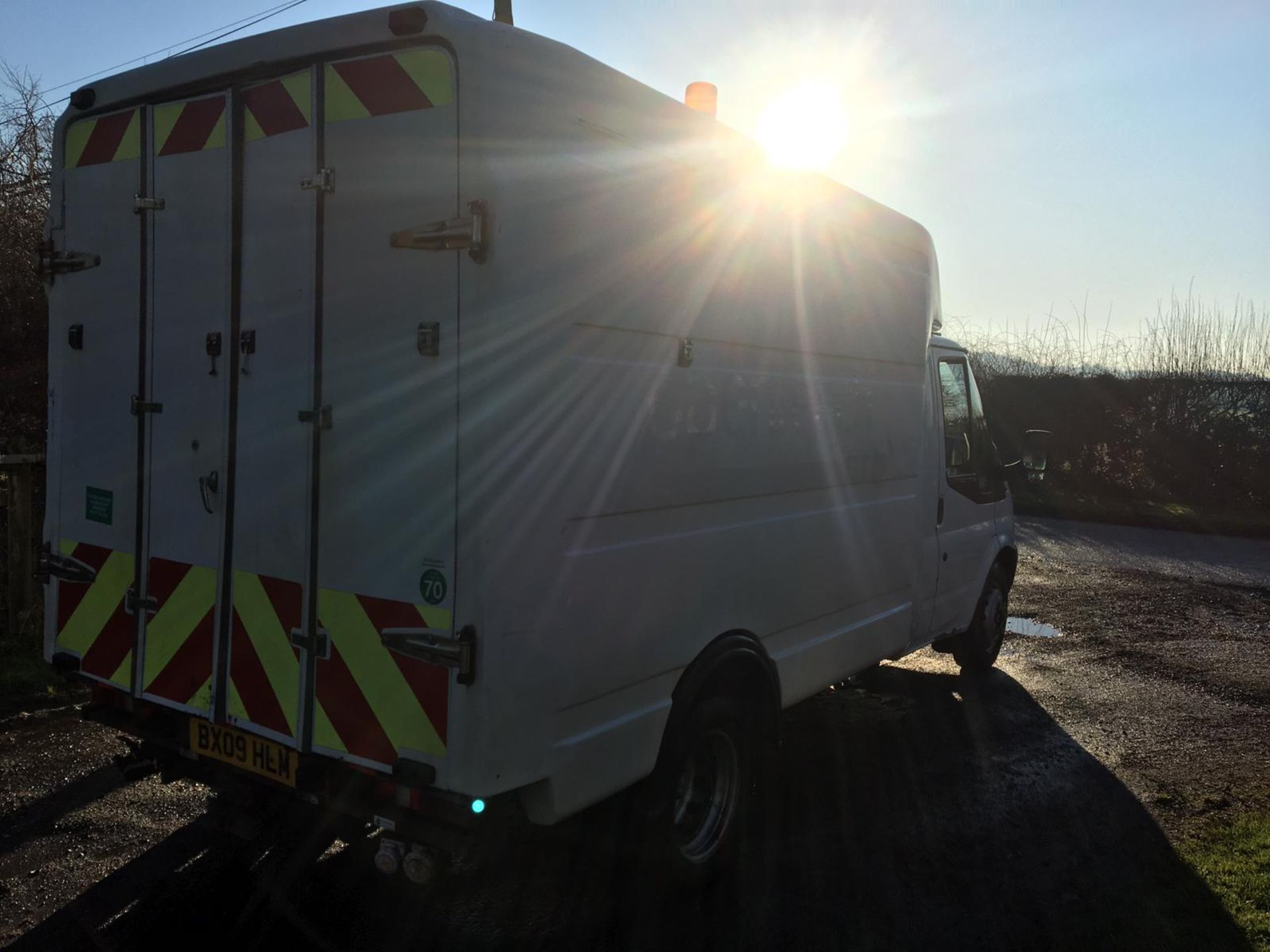 2009/09 REG FORD TRANSIT 100 T350M RWD 2.4 DIESEL BOX VAN C/W COMPRESSOR & ELECTRICS *PLUS VAT* - Image 5 of 13