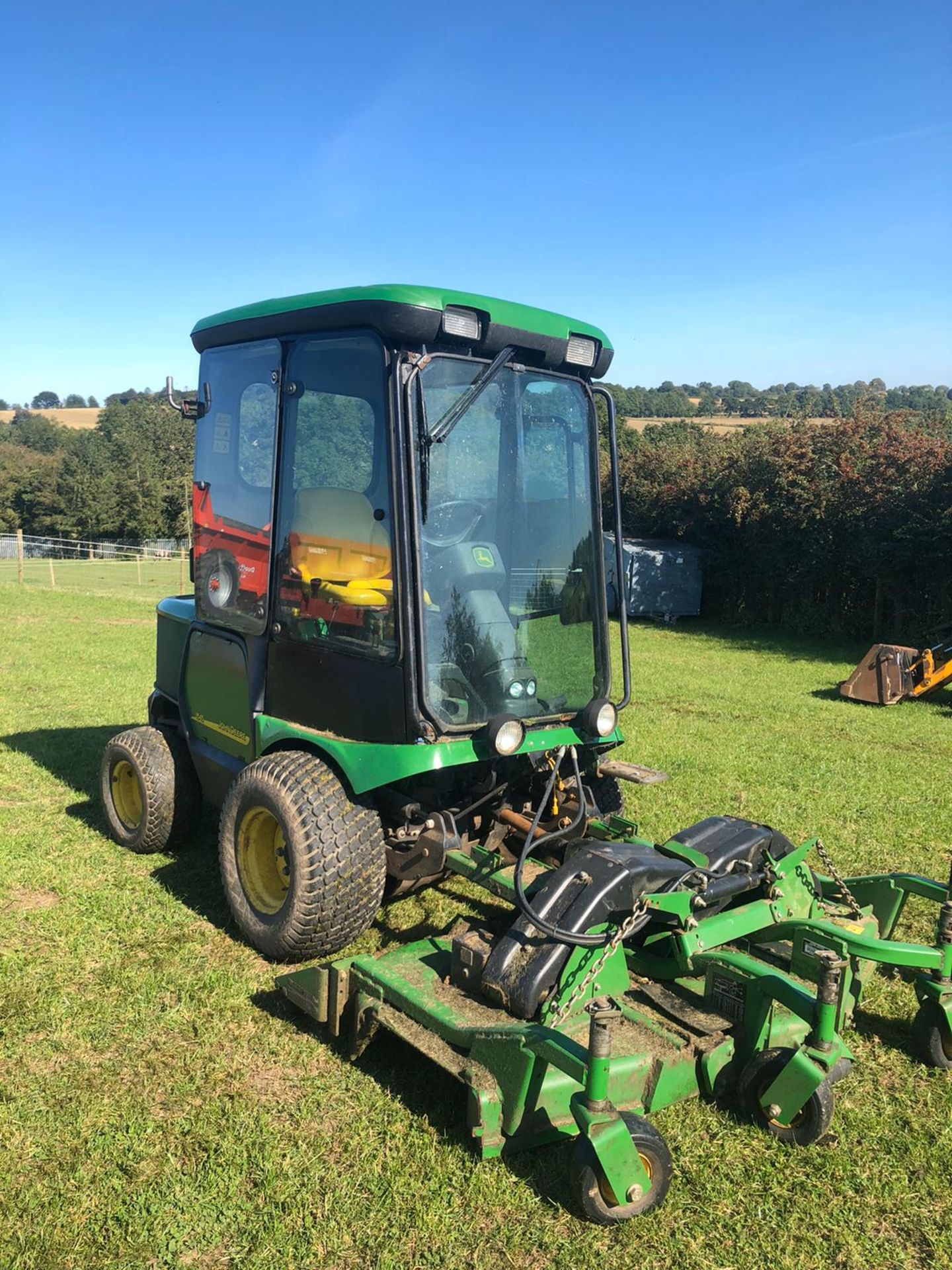 JOHN DEERE 1545 RIDE ON LAWN MOWER FULL GLASS CAB, RUNS, WORKS AND CUTS *PLUS VAT* - Image 7 of 7