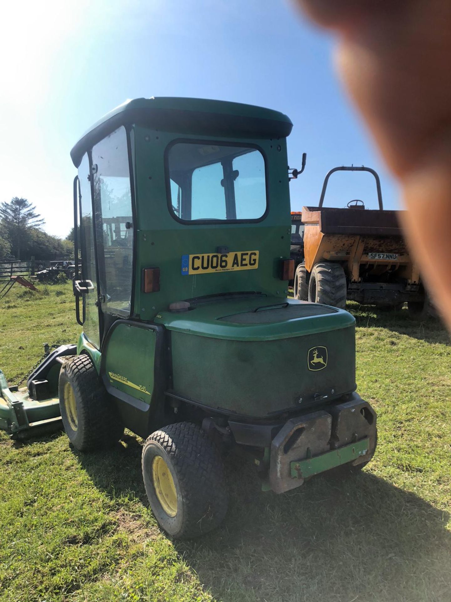 JOHN DEERE 1545 RIDE ON LAWN MOWER FULL GLASS CAB, RUNS, WORKS AND CUTS *PLUS VAT* - Image 3 of 7