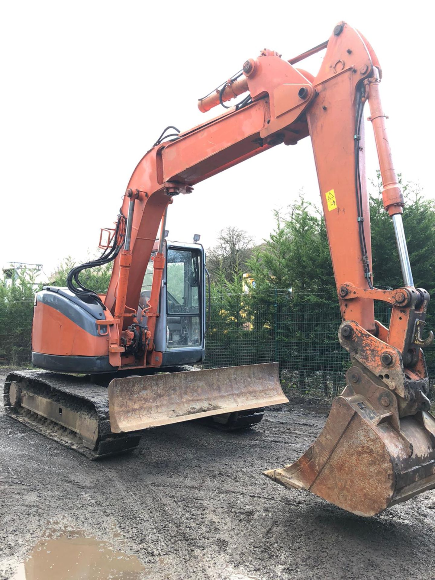 HITACHI EX135UR 13 TON TRACKED DIGGER / EXCAVATOR, RUNS, WORKS AND DIGS, SHOWING 6900 HOURS - Image 2 of 7