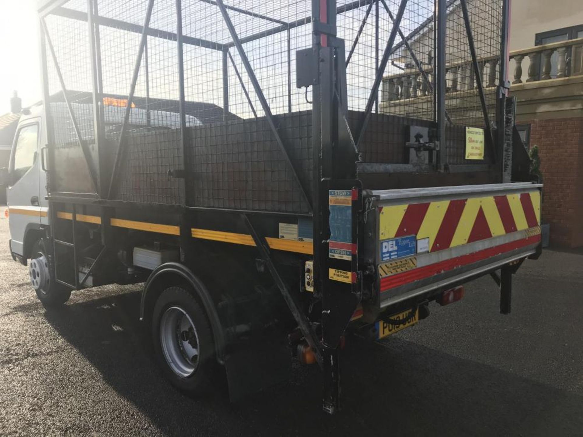 2013/13 REG MITSUBISHI FUSO CANTER 7C15 28 WHITE DIESEL CAGED TIPPER TRUCK, SHOWING 0 FORMER KEEPERS - Image 5 of 16