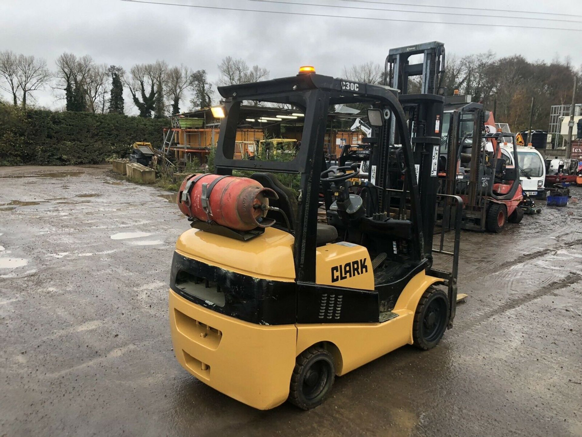2003 CLARK C30, 3 TON GAS FORKLIFT, RUNS AND OPERATES AS IT SHOULD *PLUS VAT* - Image 2 of 5