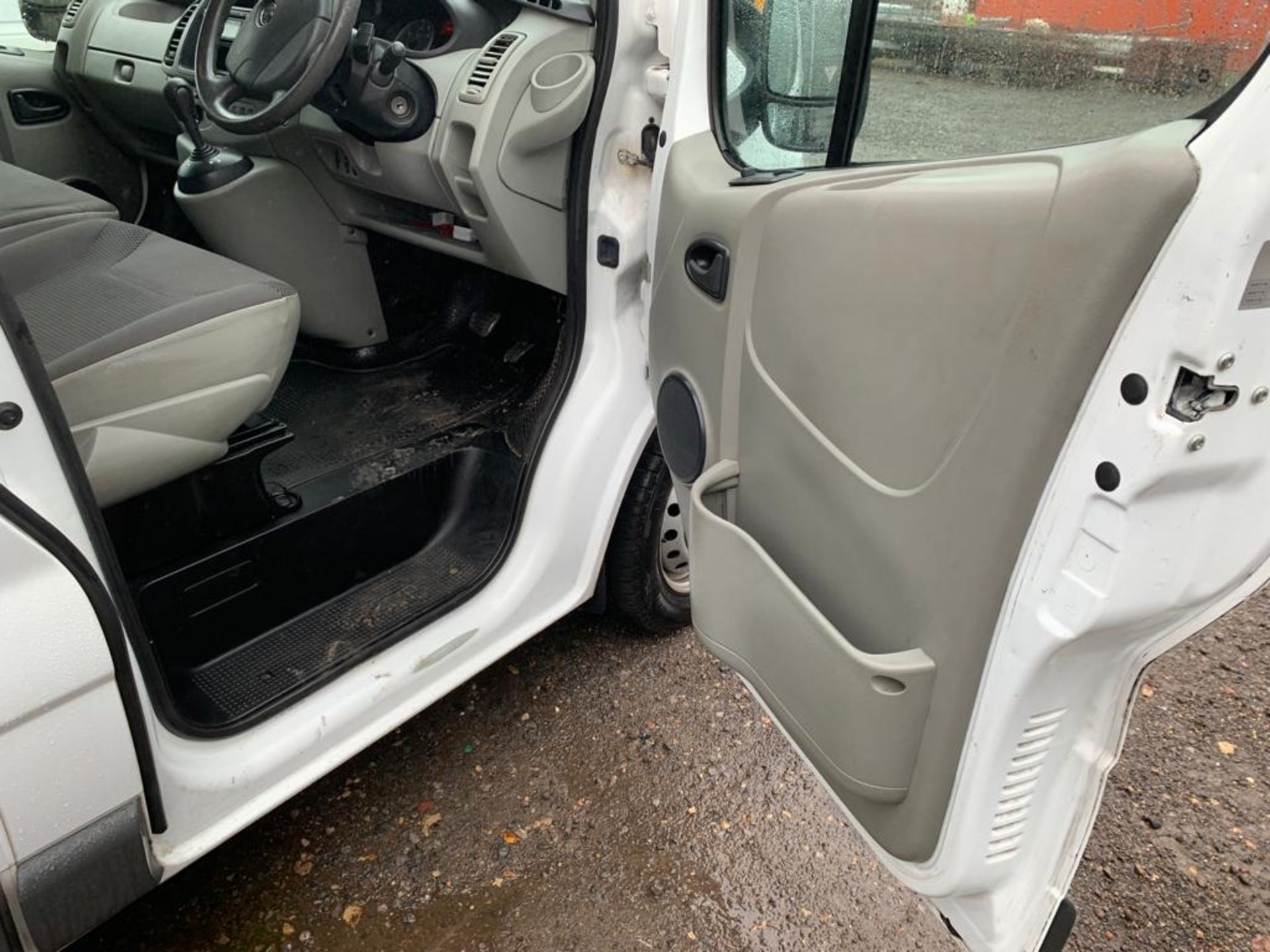 2014/14 REG VAUXHALL VIVARO 2700 CDTI SEMI-AUTO 2.0 DIESEL PANEL VAN, SHOWING 1 FORMER KEEPER - Image 7 of 17