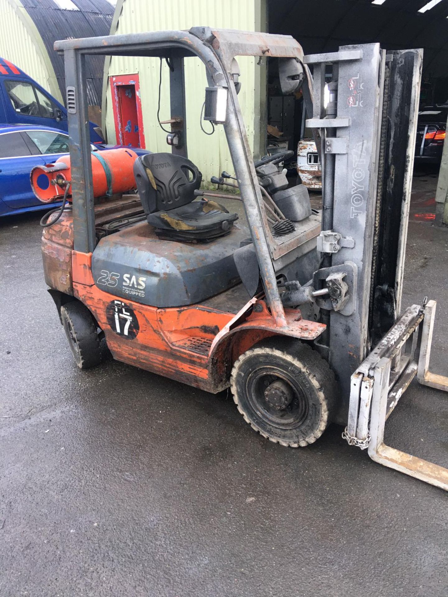 TOYOTA 25 GAS POWERED FORKLIFT, RUNS, WORKS AND LIFTS *NO VAT* - Image 6 of 12