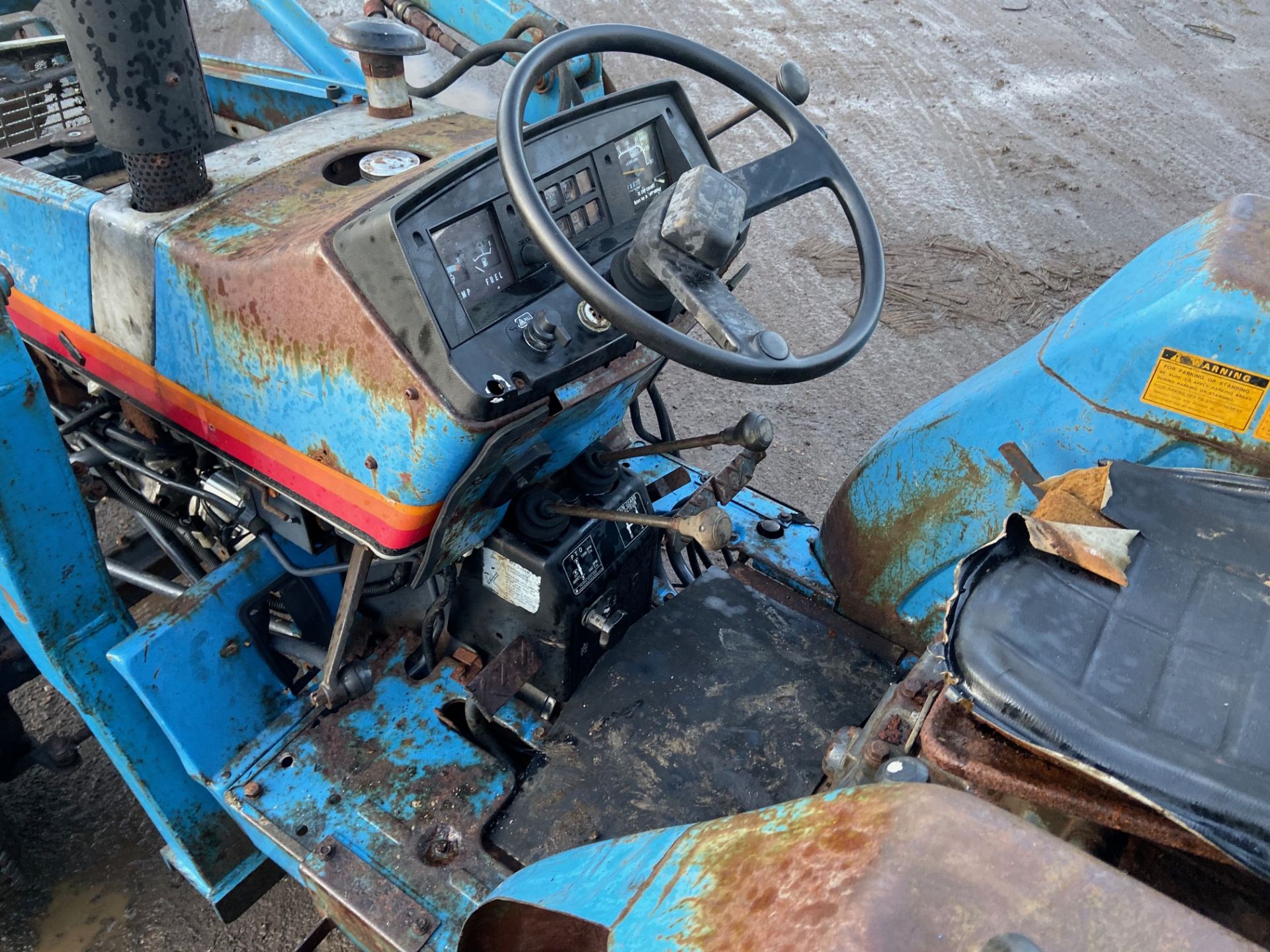 MITSUBISHI MT300D TRACTOR WITH LOADER BACKHOE 4X4, GRASS TYRES, 30 HP *PLUS VAT* - Image 5 of 7