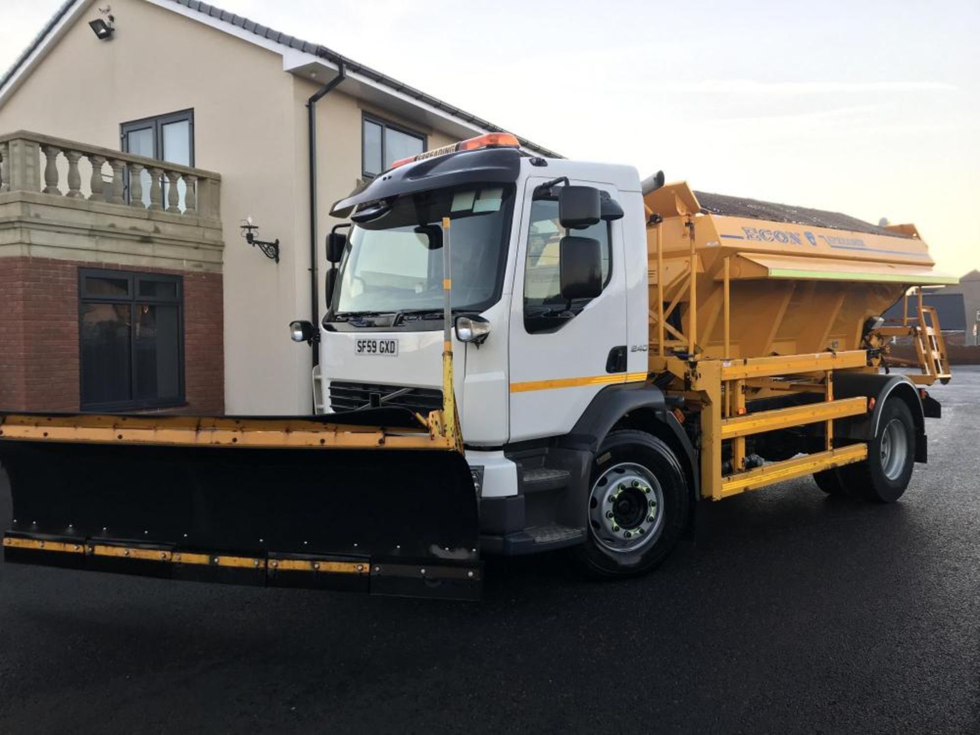 2010/59 REG VOLVO FE240 18 TON ECON GRITTER WITH PLOUGH EX COUNCIL ONLY 40,000 MILES *PLUS VAT* - Image 2 of 24