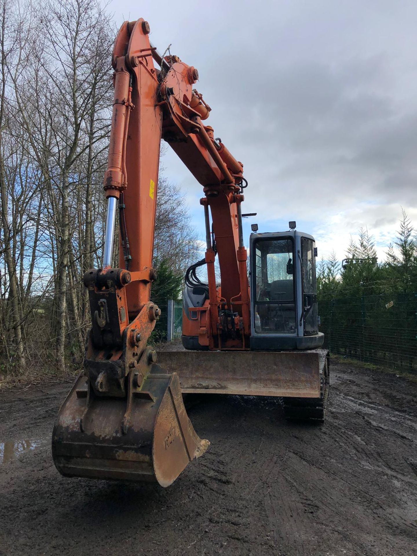 HITACHI EX135UR 13 TON TRACKED DIGGER / EXCAVATOR, RUNS, WORKS AND DIGS, SHOWING 6900 HOURS - Image 3 of 7